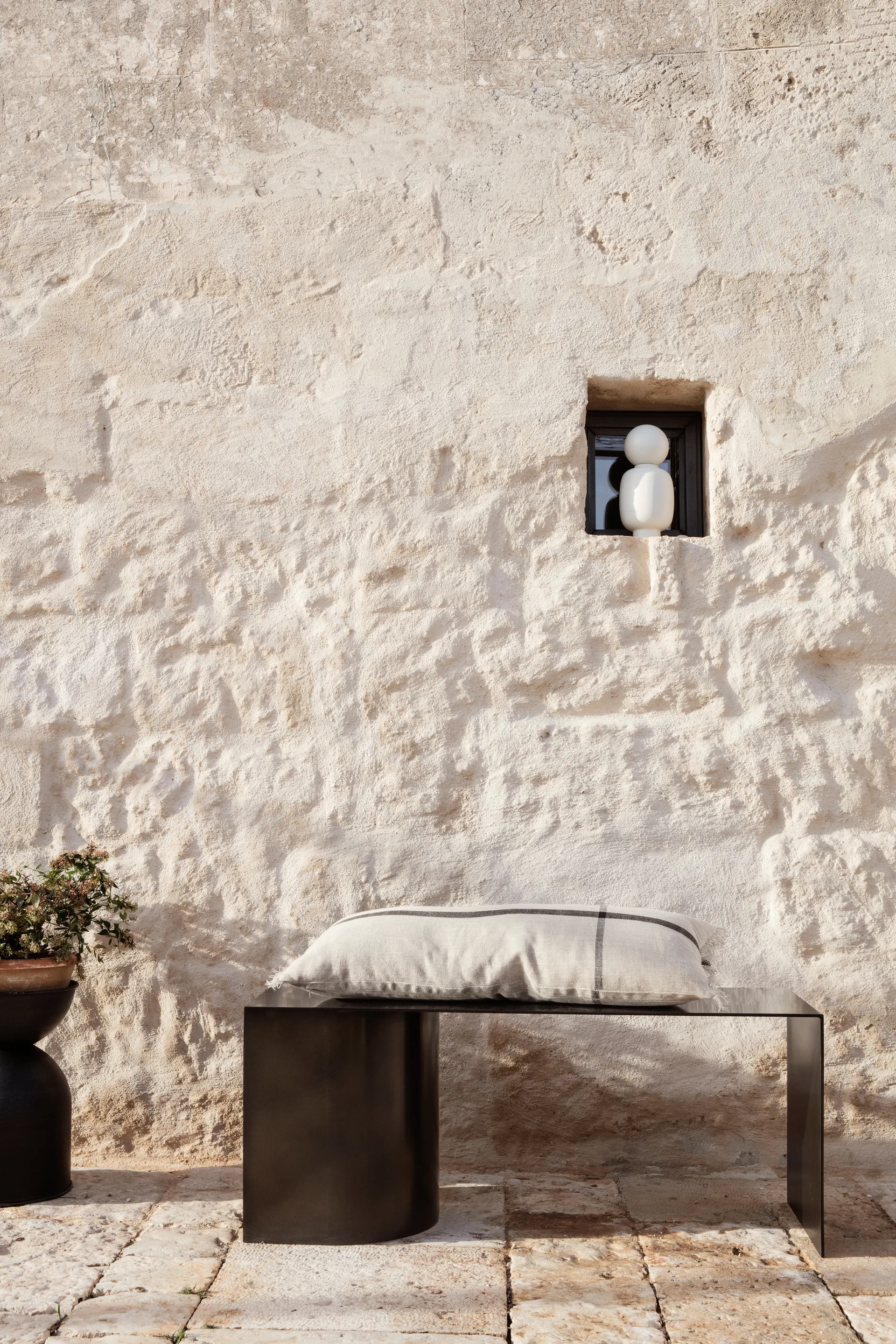 Hourglass bloempot klein Ø30 cm, Zwart-donkergrijs Ferm Living