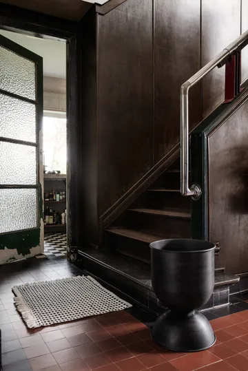 Hourglass bloempot medium Ø40 cm - Zwart-donkergrijs - Ferm Living