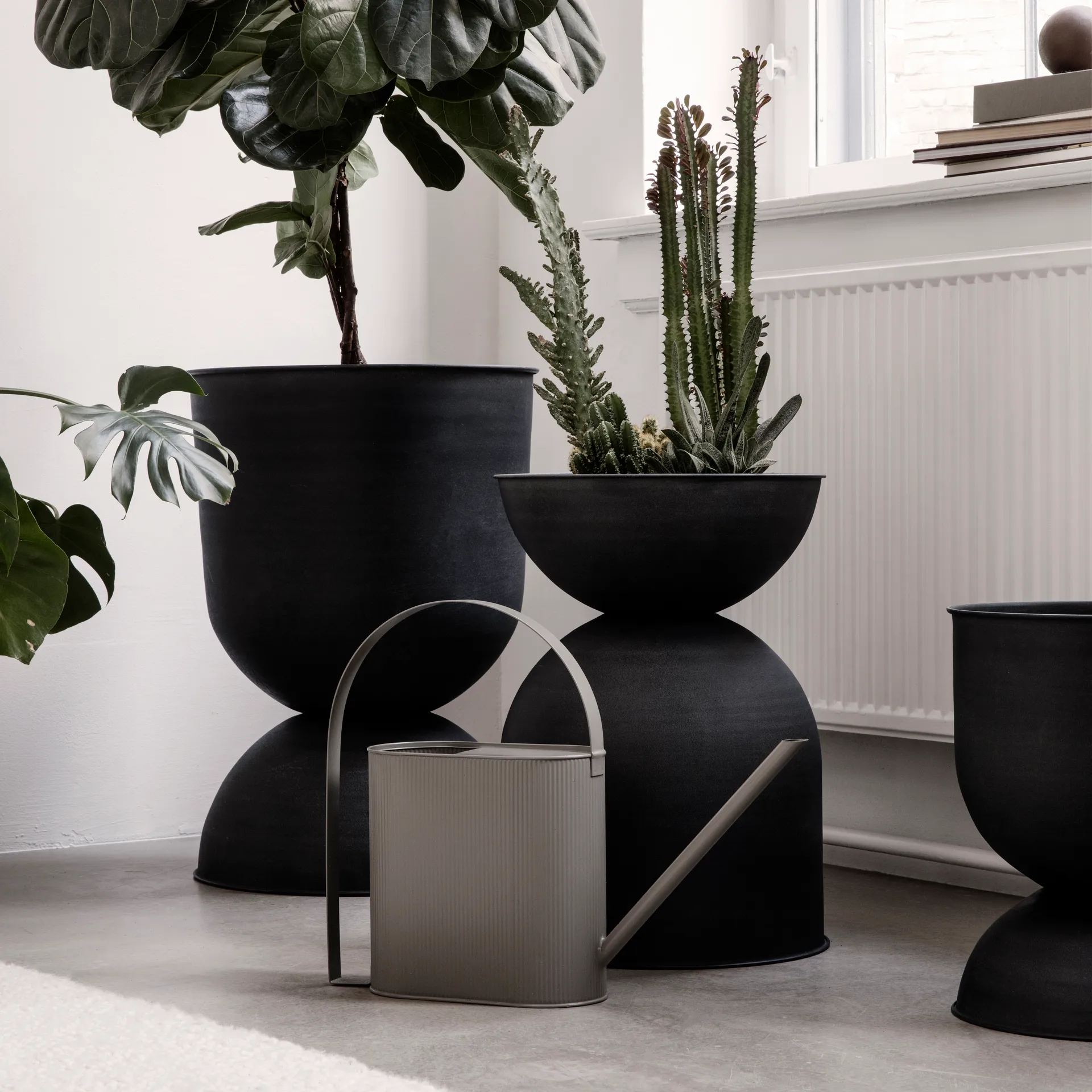 Hourglass pot medium Ø41 cm, Zwart-donkergrijs Ferm Living
