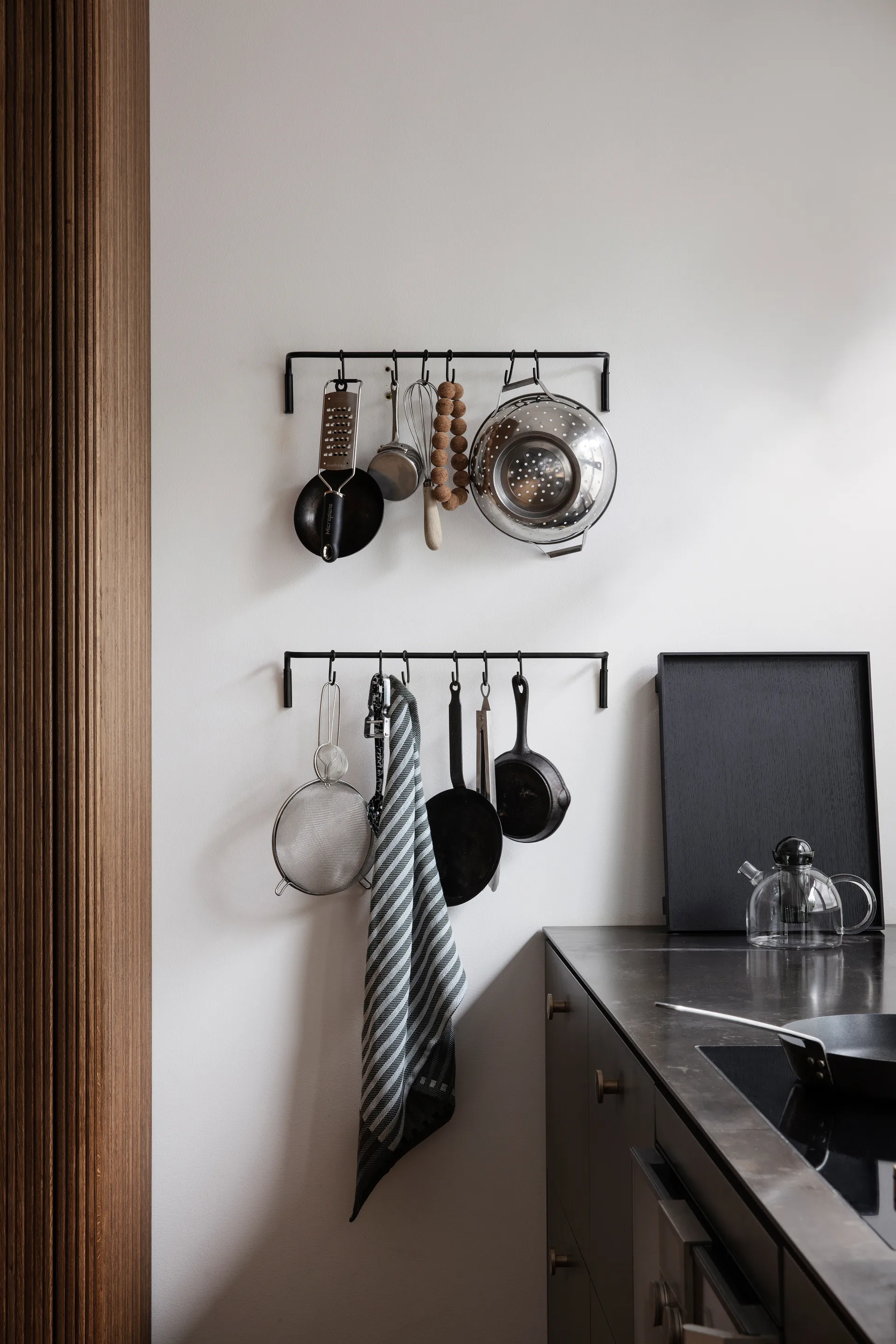 Kitchen keukenstang met 6 st. haken, Zwart messing Ferm Living