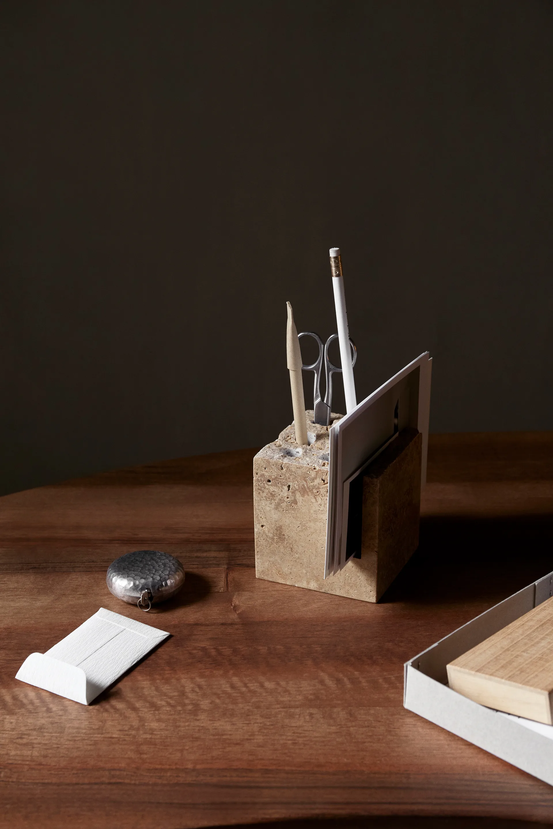 Klint pennenhouder 9x9 cm, Beige travertijn Ferm Living