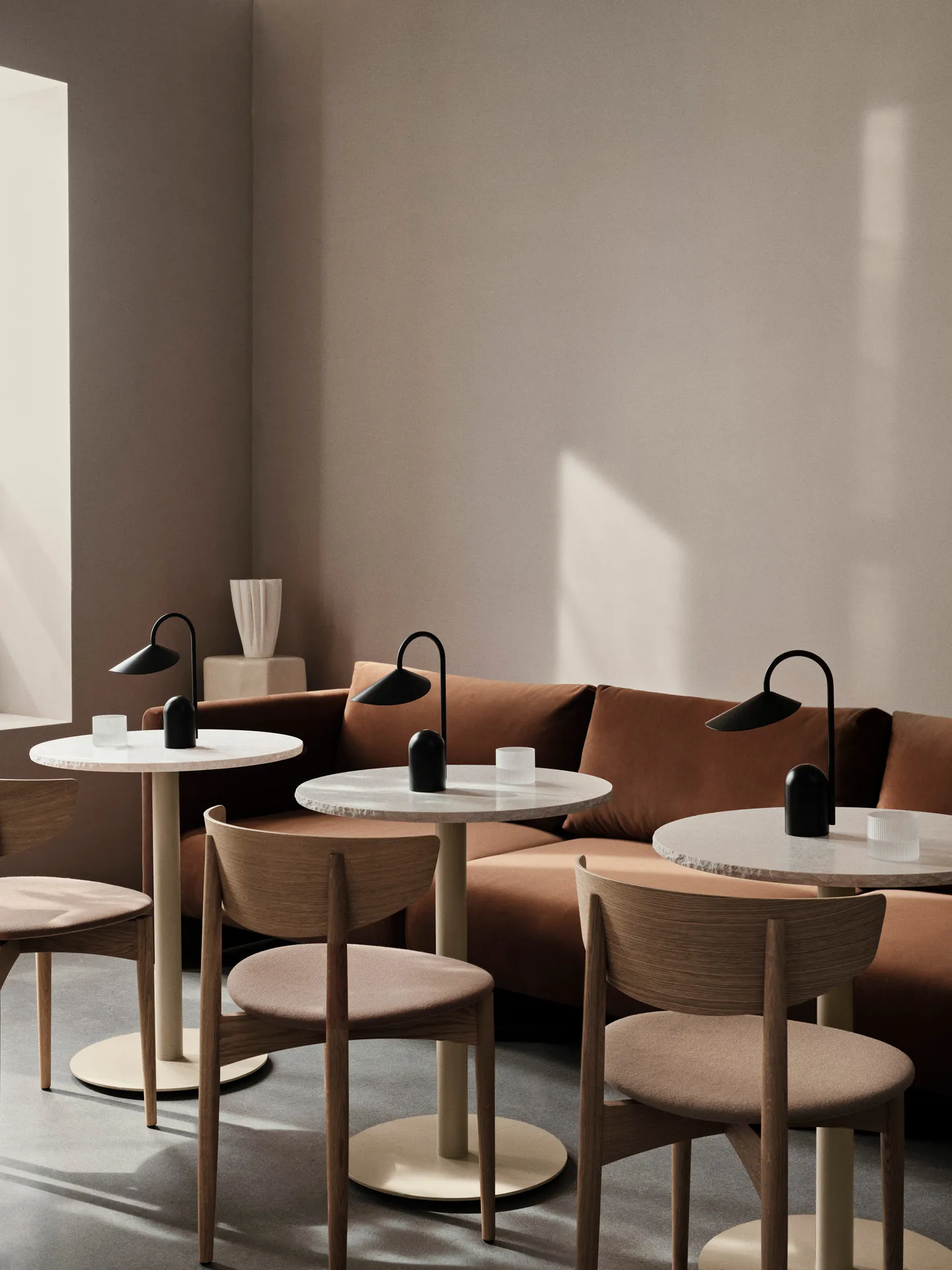 Mineral cafétafel, Bianco curia, cashmere Ferm Living
