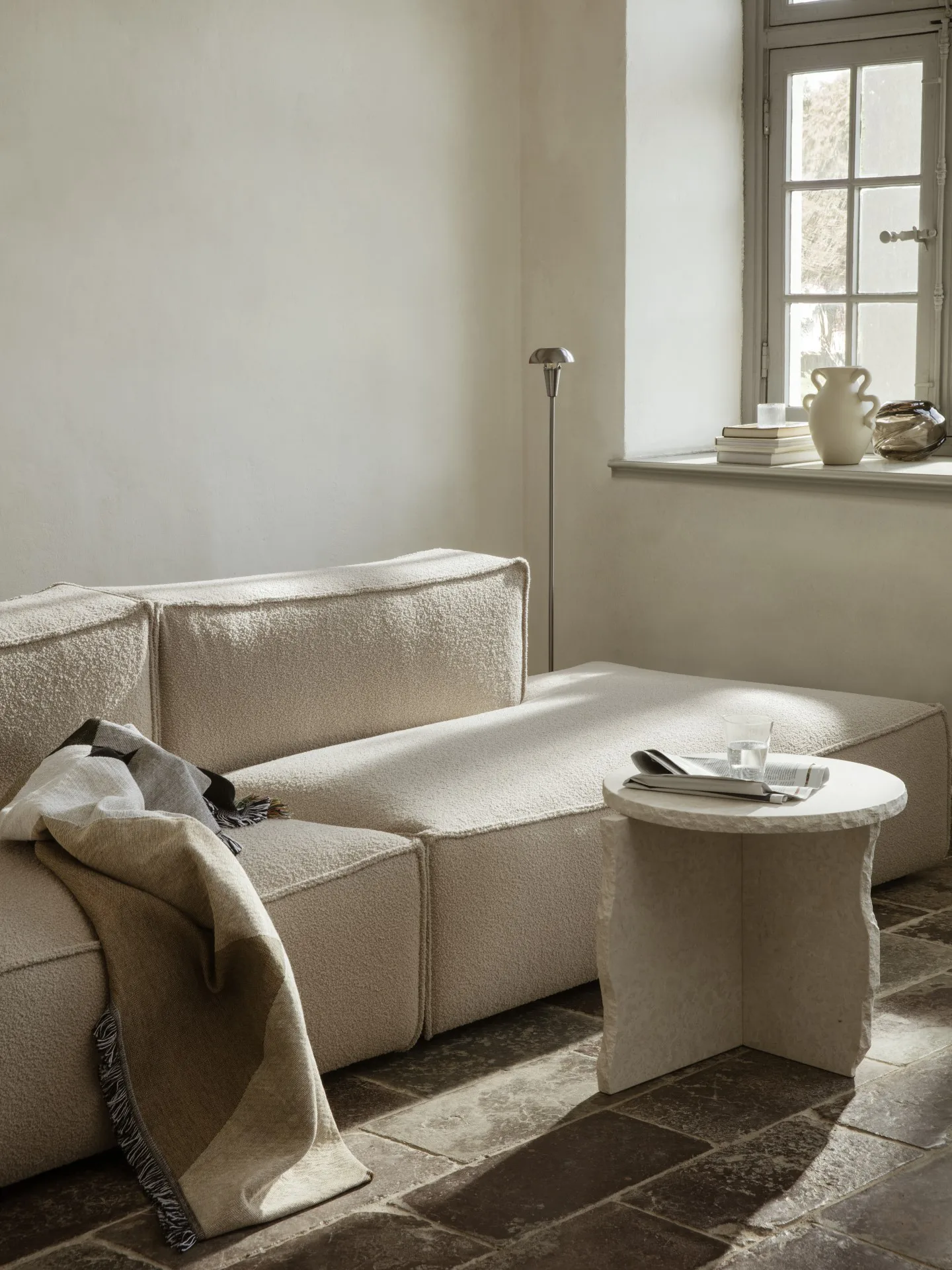 Mineral Sculptural tafel Ø52 cm, Bianco Curia Ferm Living