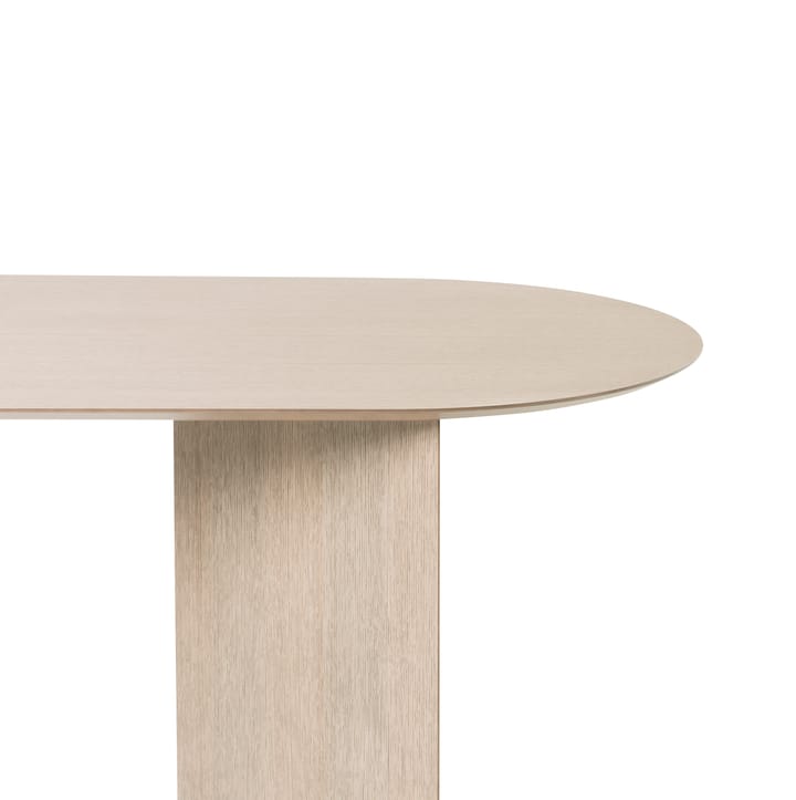 Mingle eettafel ovaal, oak natural veneer, poten met hoek eikenhout Ferm Living