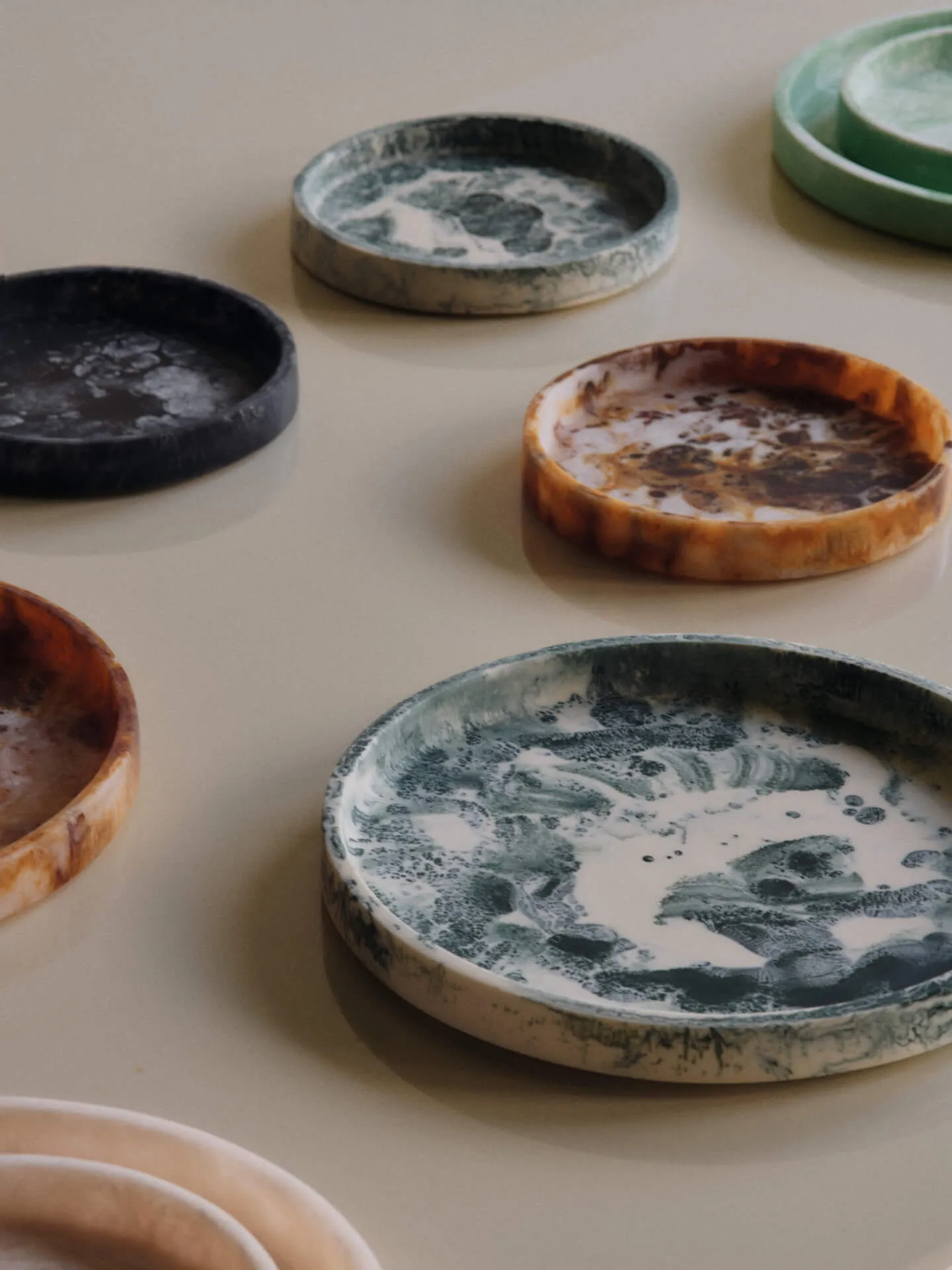 Mist decoratieplateau Ø20 cm, Emerald-off-white Ferm Living