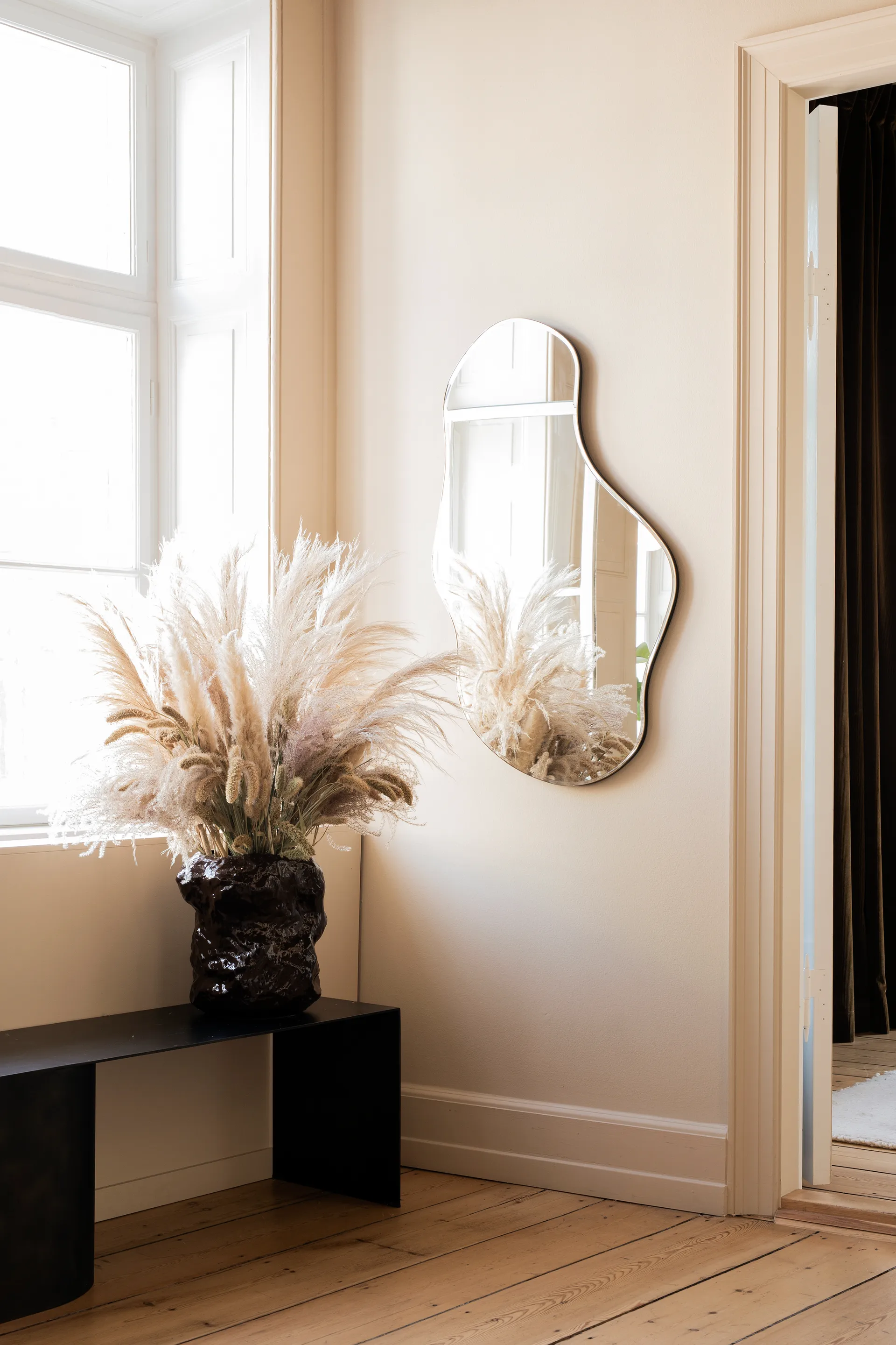 Pond spiegel large, Dark chrome Ferm Living