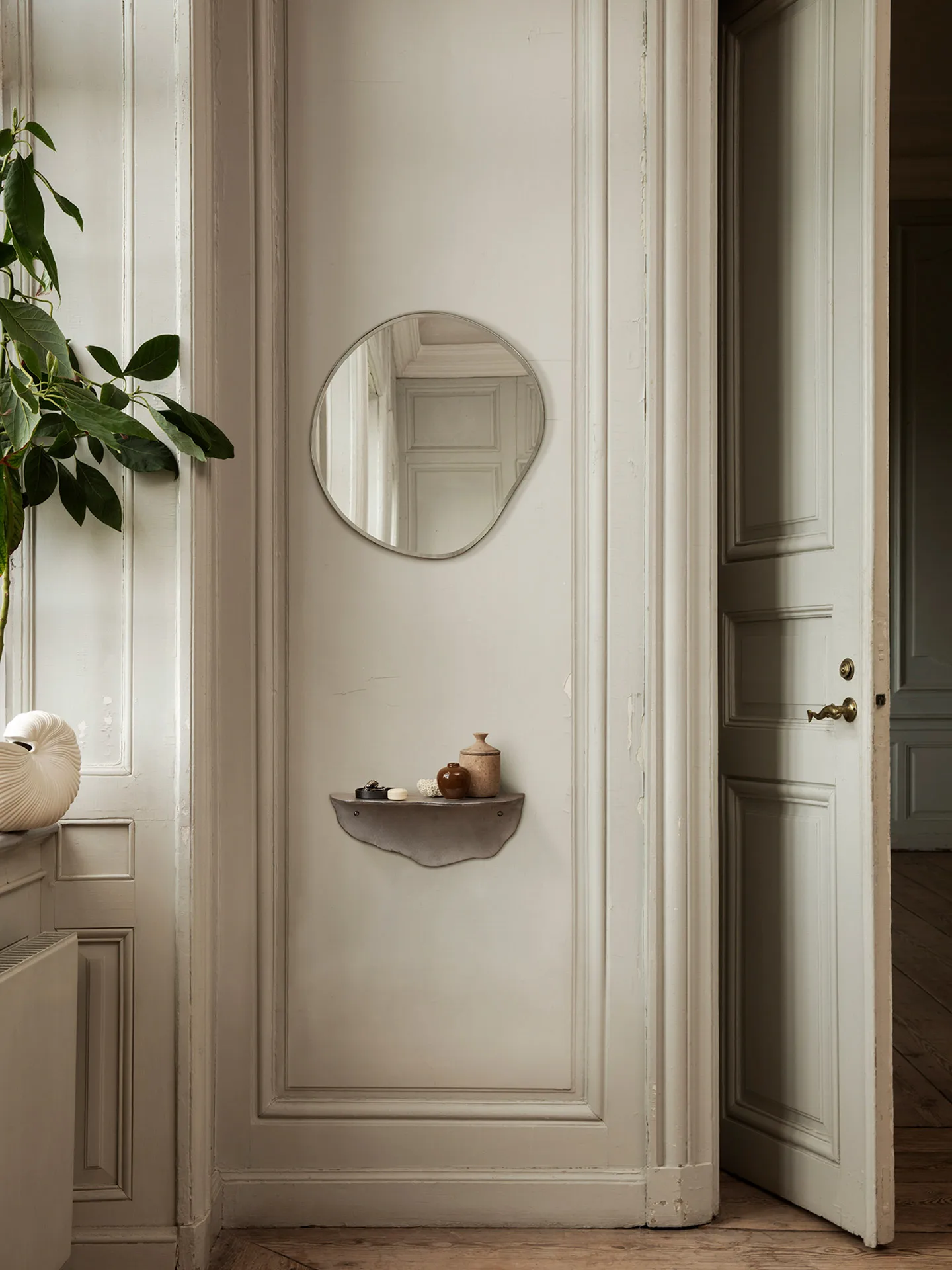 Pond spiegel, Small dark chrome Ferm Living