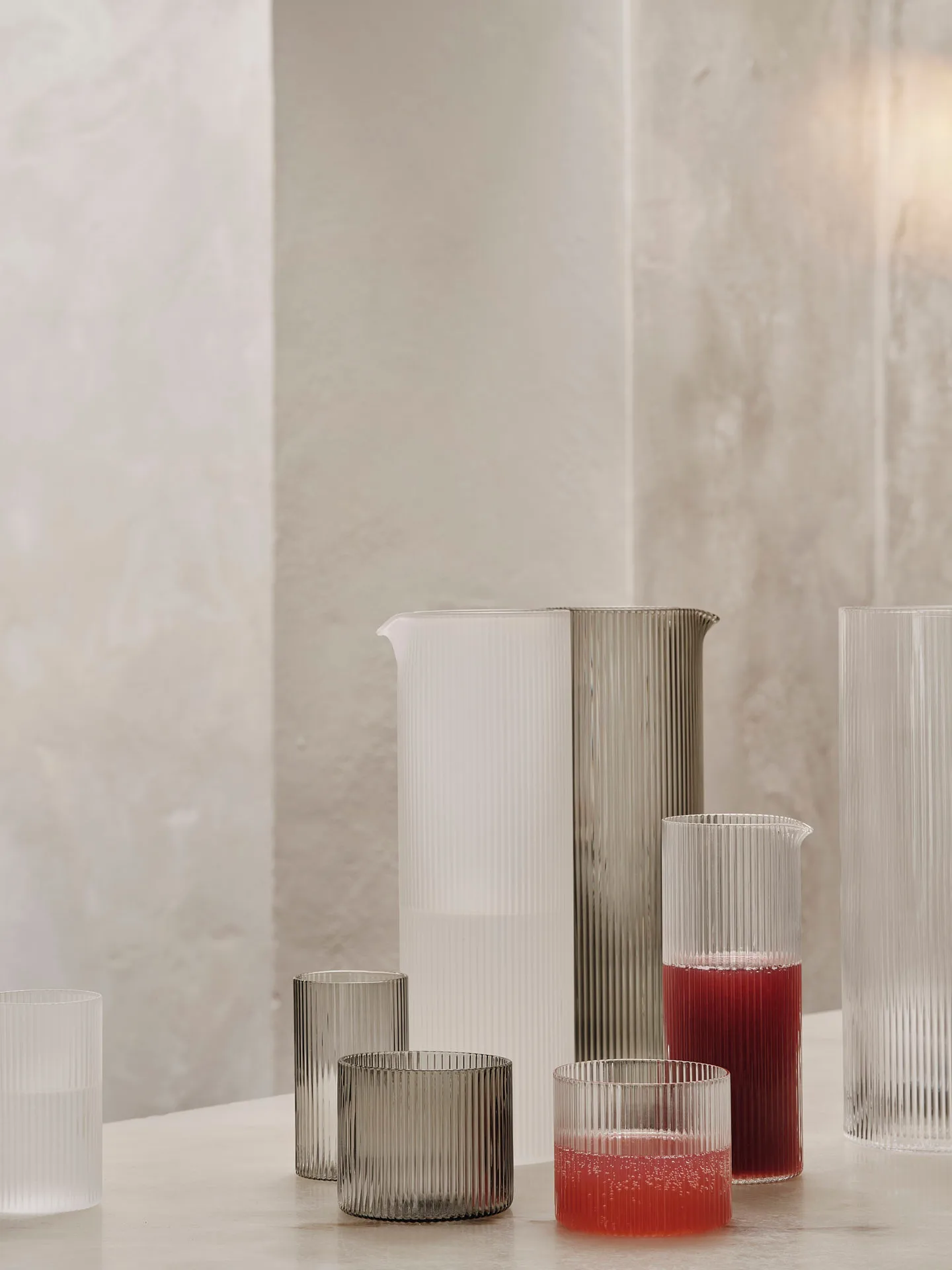 Ripple waterkaraf 1,12 L, Smoked grey Ferm Living