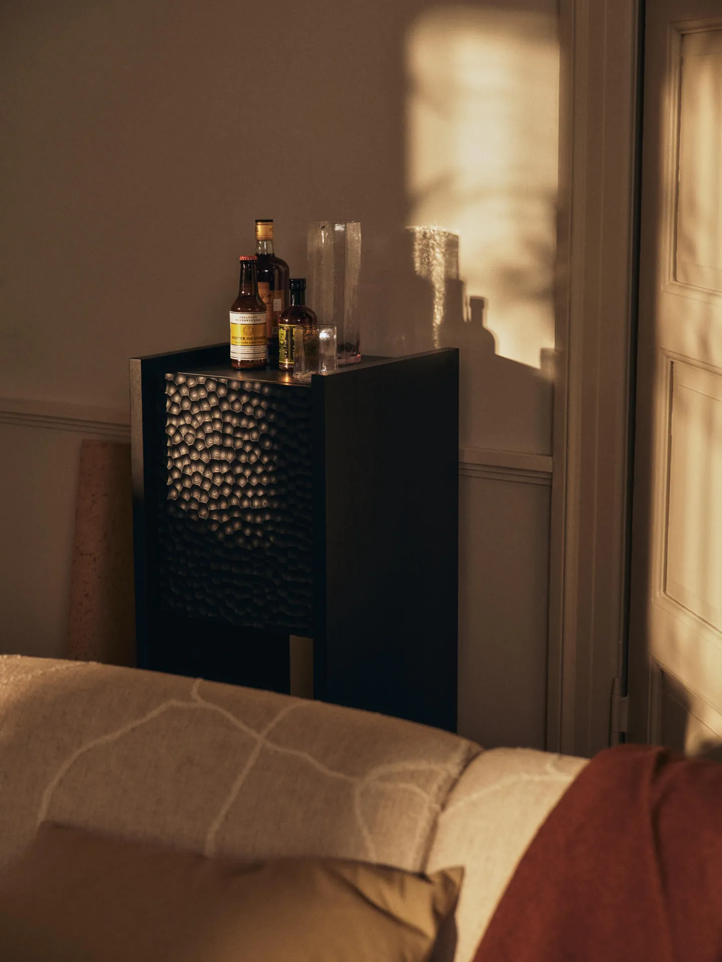 Scarni kast, Donker gebeitst essen, 38x40x100 cm Ferm Living