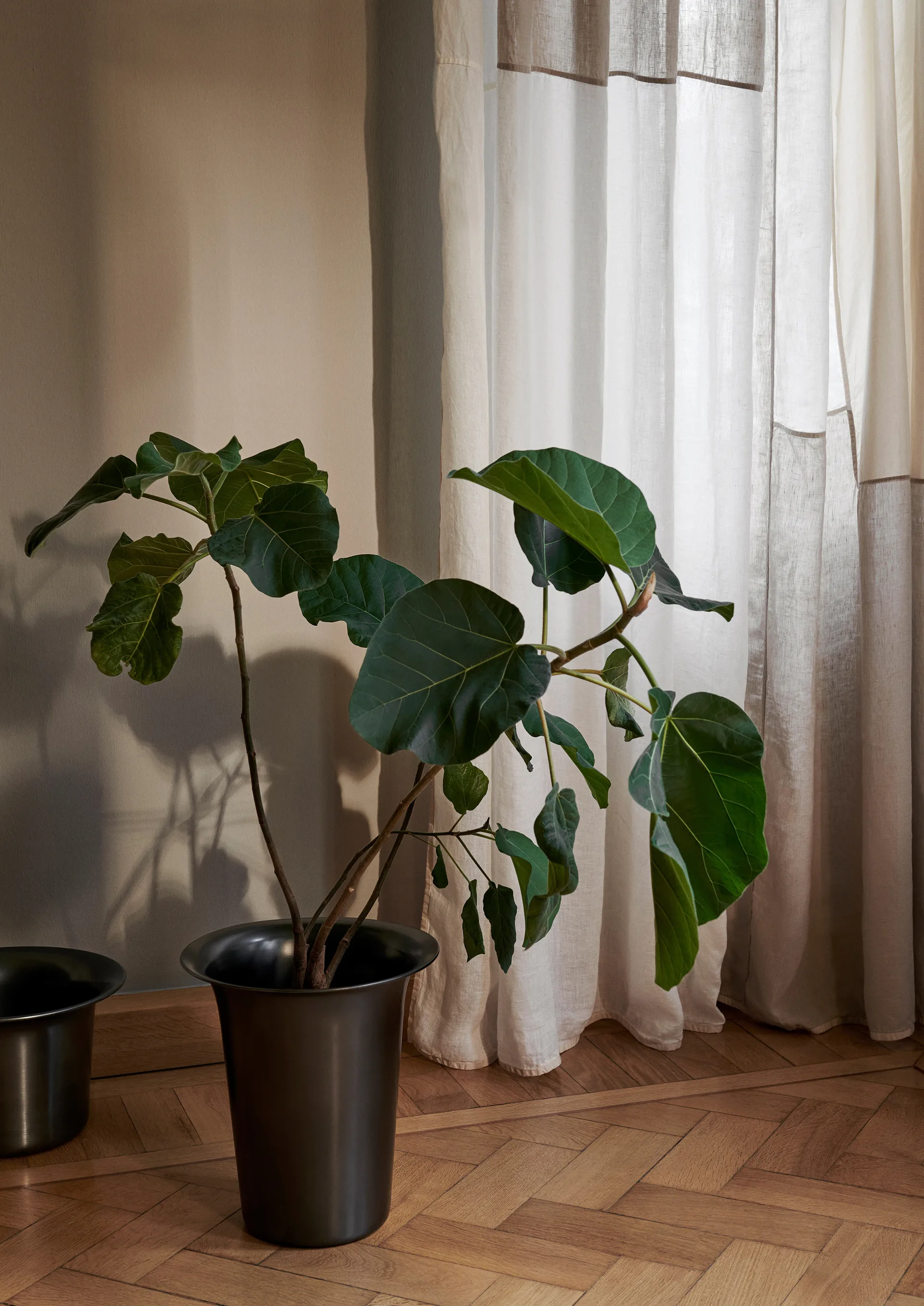 Spun alu mand hoog Ø35 cm, Blackened Aluminium Ferm Living