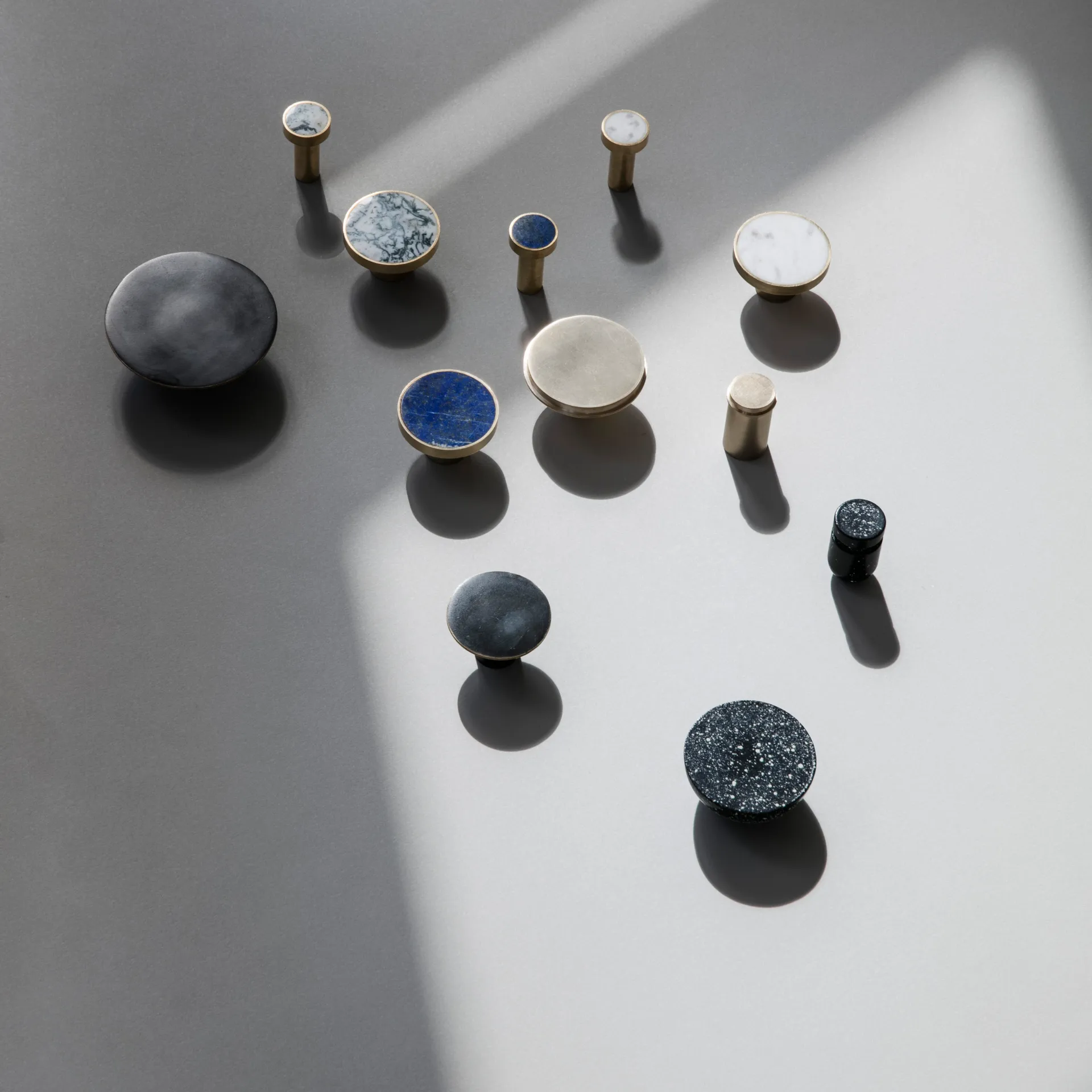 Stone haak klein, wit marmer-messing Ferm Living