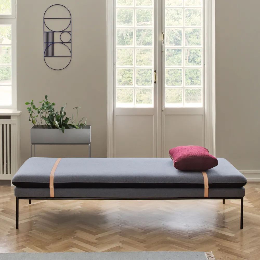 Turn Daybed, stof fiord by kvadrat bordeaux, zwart onderstel Ferm Living