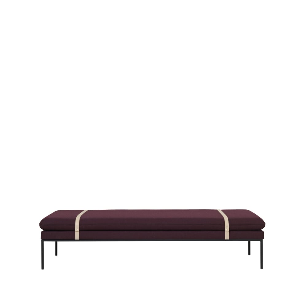 Ferm Living Turn Daybed stof fiord by kvadrat bordeaux, zwart onderstel