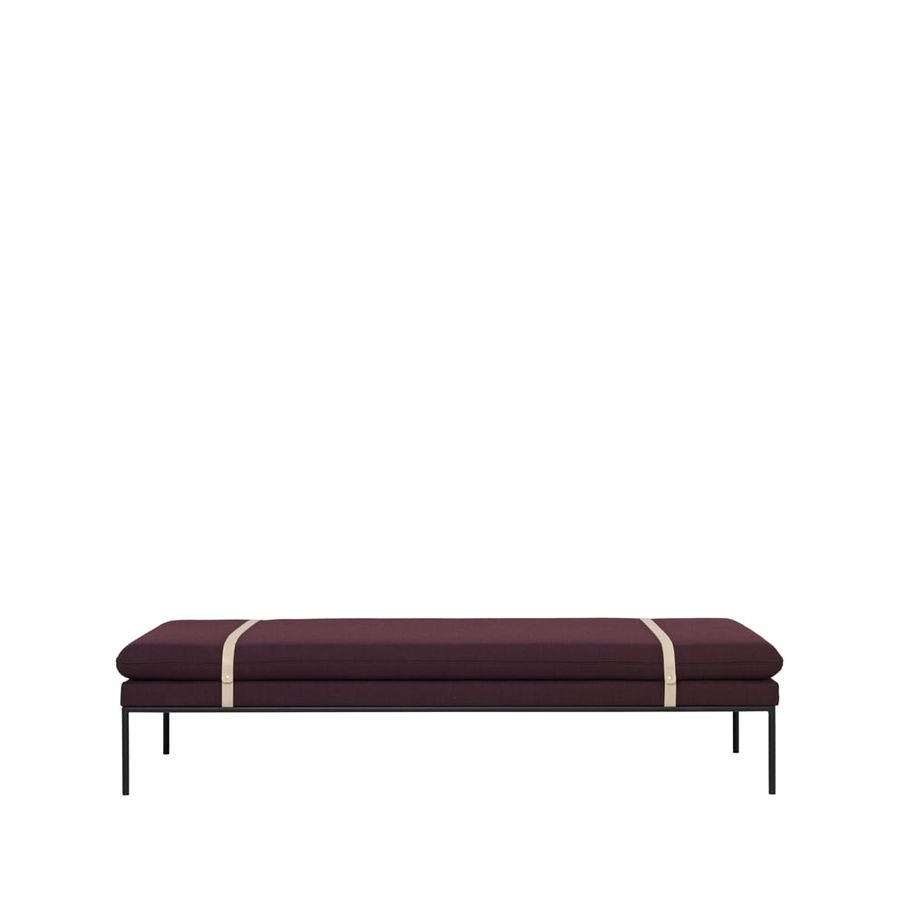 ferm LIVING Turn Daybed stof fiord by kvadrat bordeaux, zwart onderstel