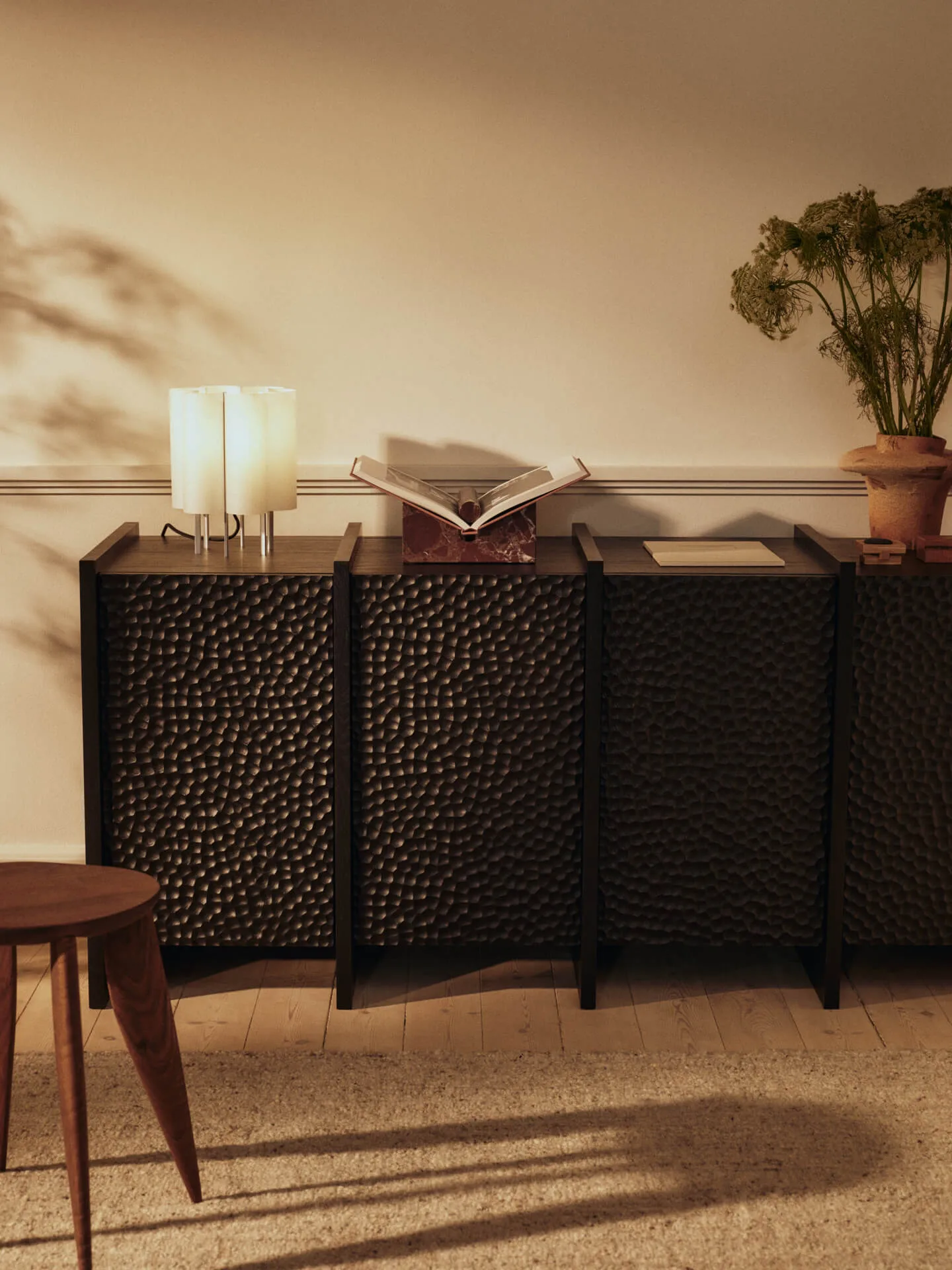 Tvara boekenstandaard, Rosso Levanto, 22x22 cm Ferm Living