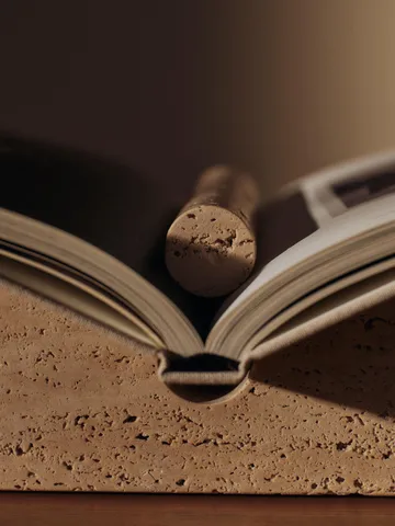 Tvara boekenstandaard - Travertin, 22x22 cm - Ferm Living