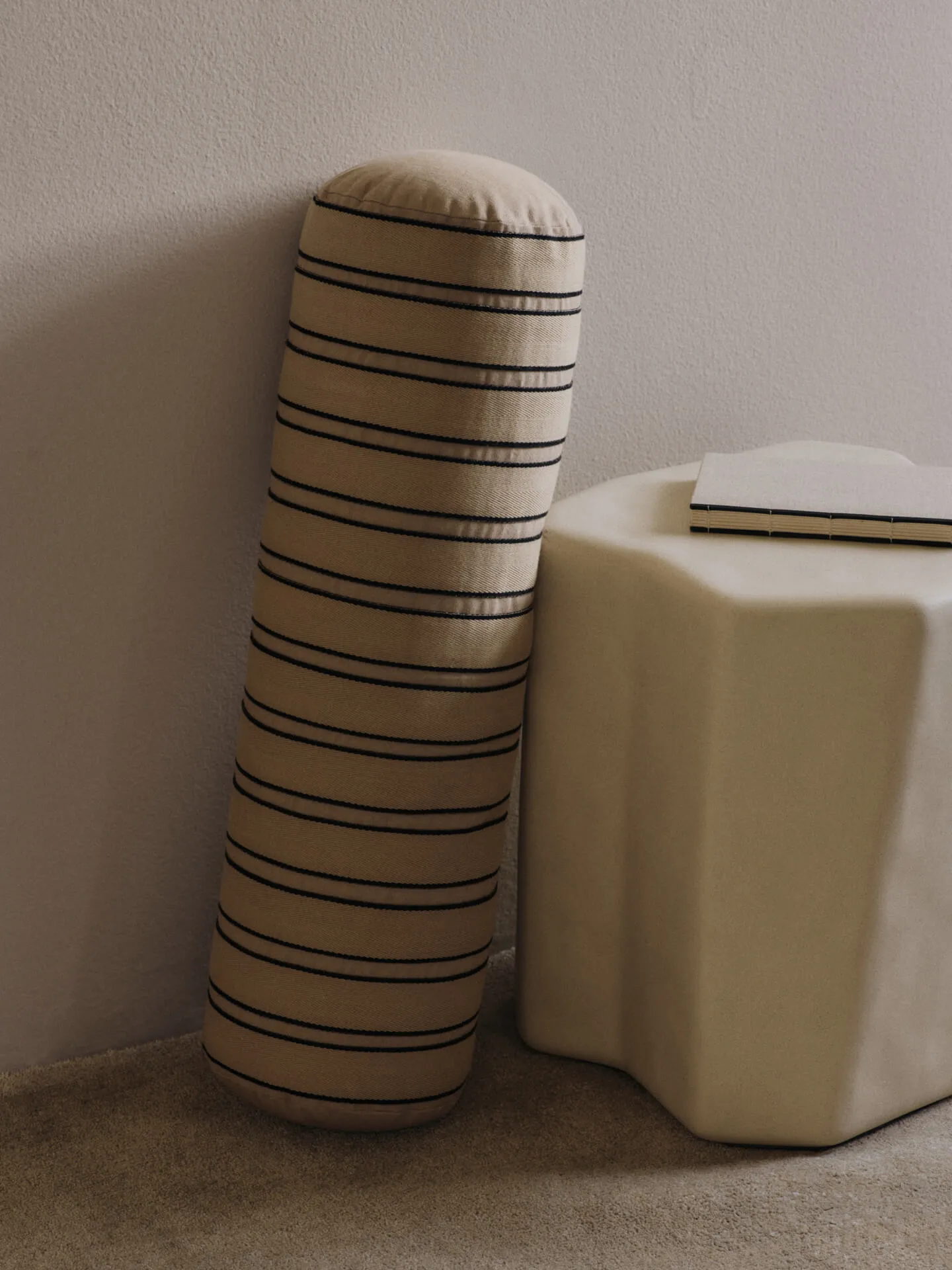 Twill bolster cylinderkussen, Cashmere-black Ferm Living