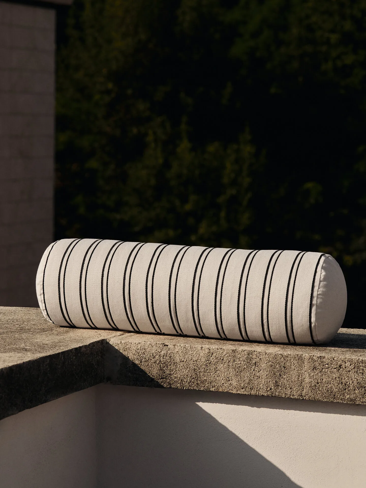 Twill bolster cylinderkussen, Off-white-black Ferm Living