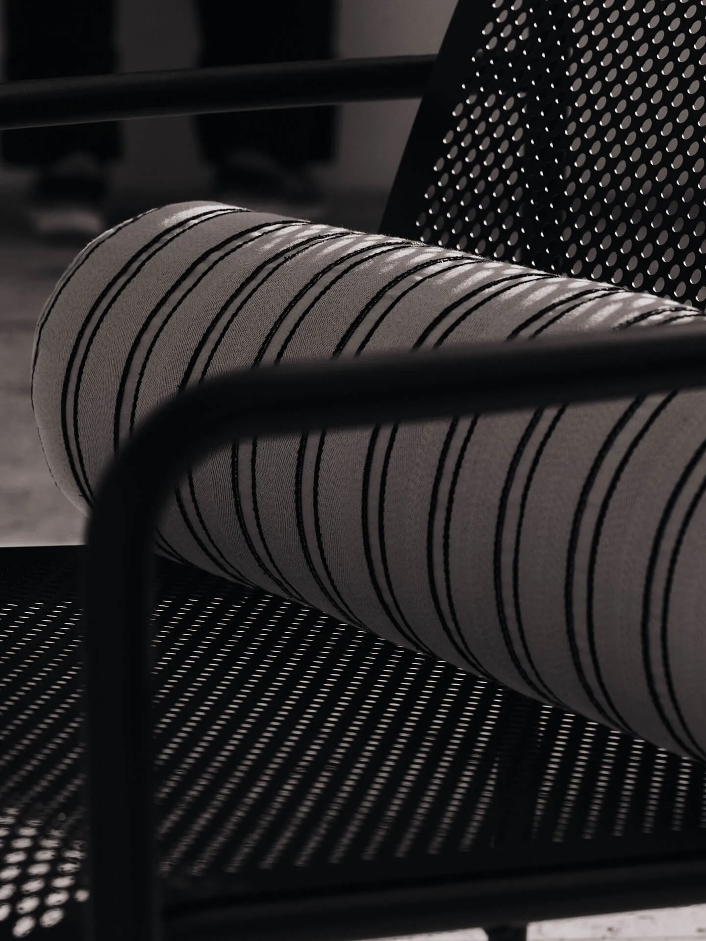 Twill bolster cylinderkussen, Off-white-black Ferm Living