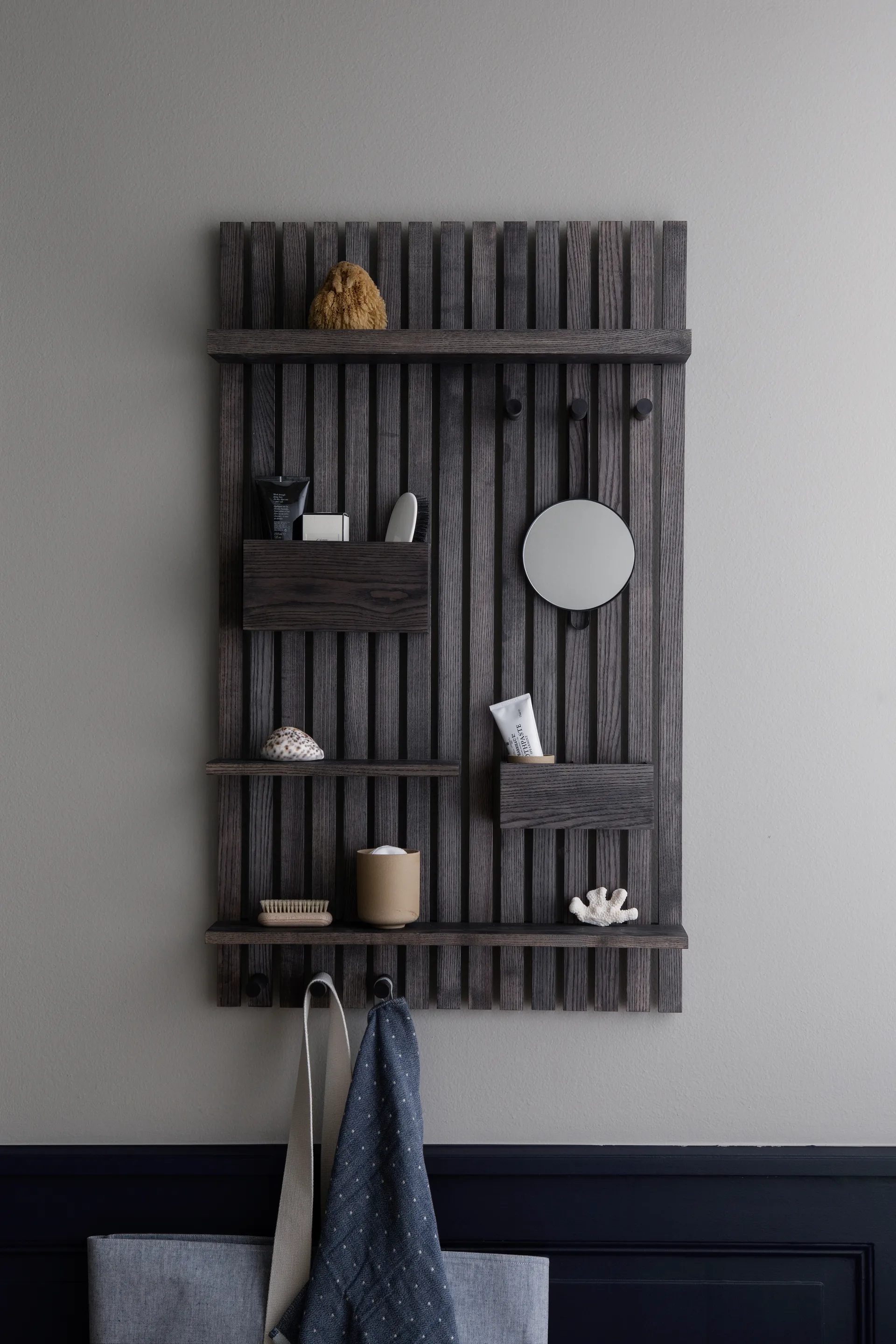 Wooden multi shelf wandrek, Donkergebeitst essen Ferm Living