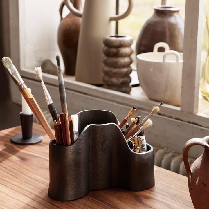 Yama pennenhouder, Zwartgeblakerde aluminum Ferm Living