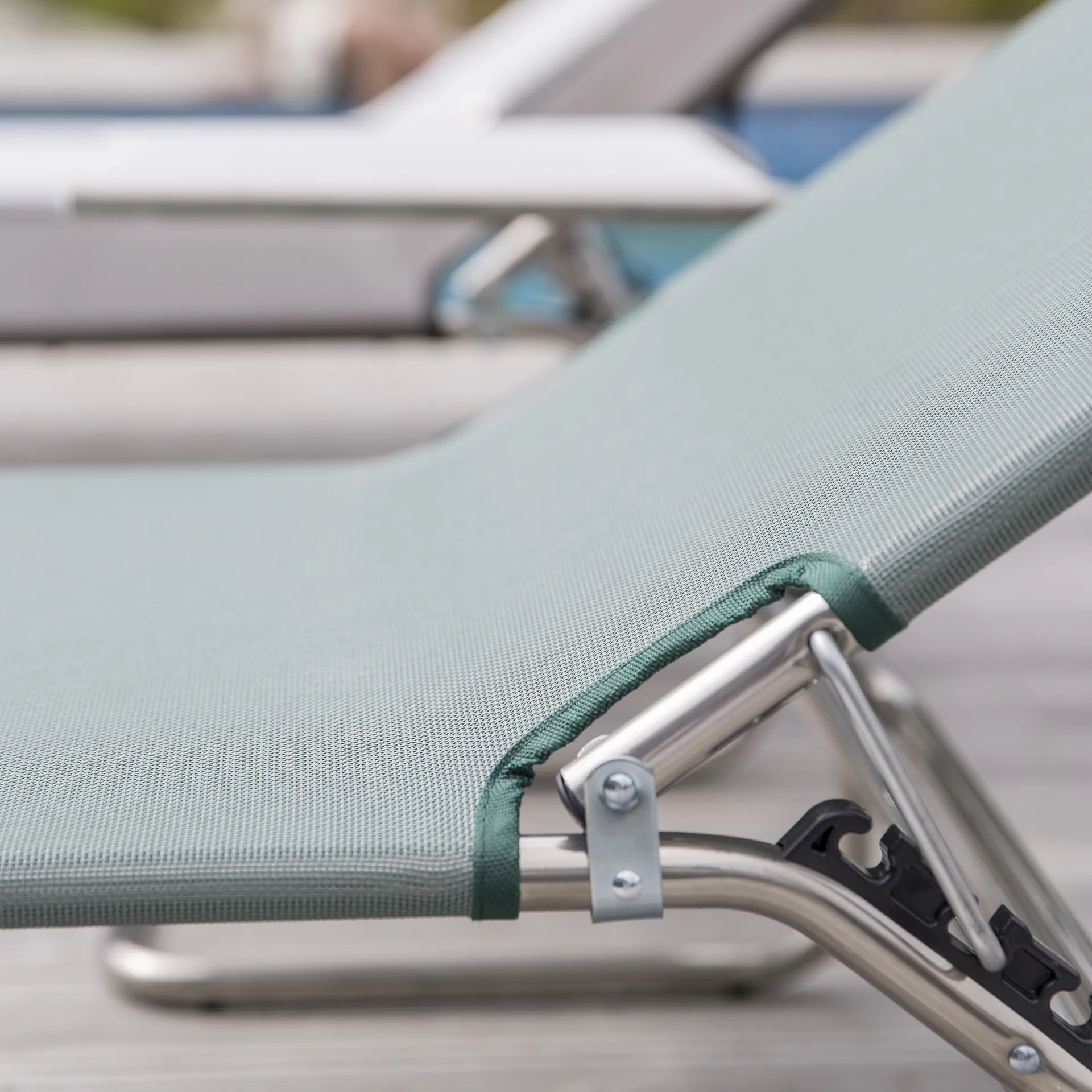 Amigo ligstoel, Stof salie groen-aluminium Fiam