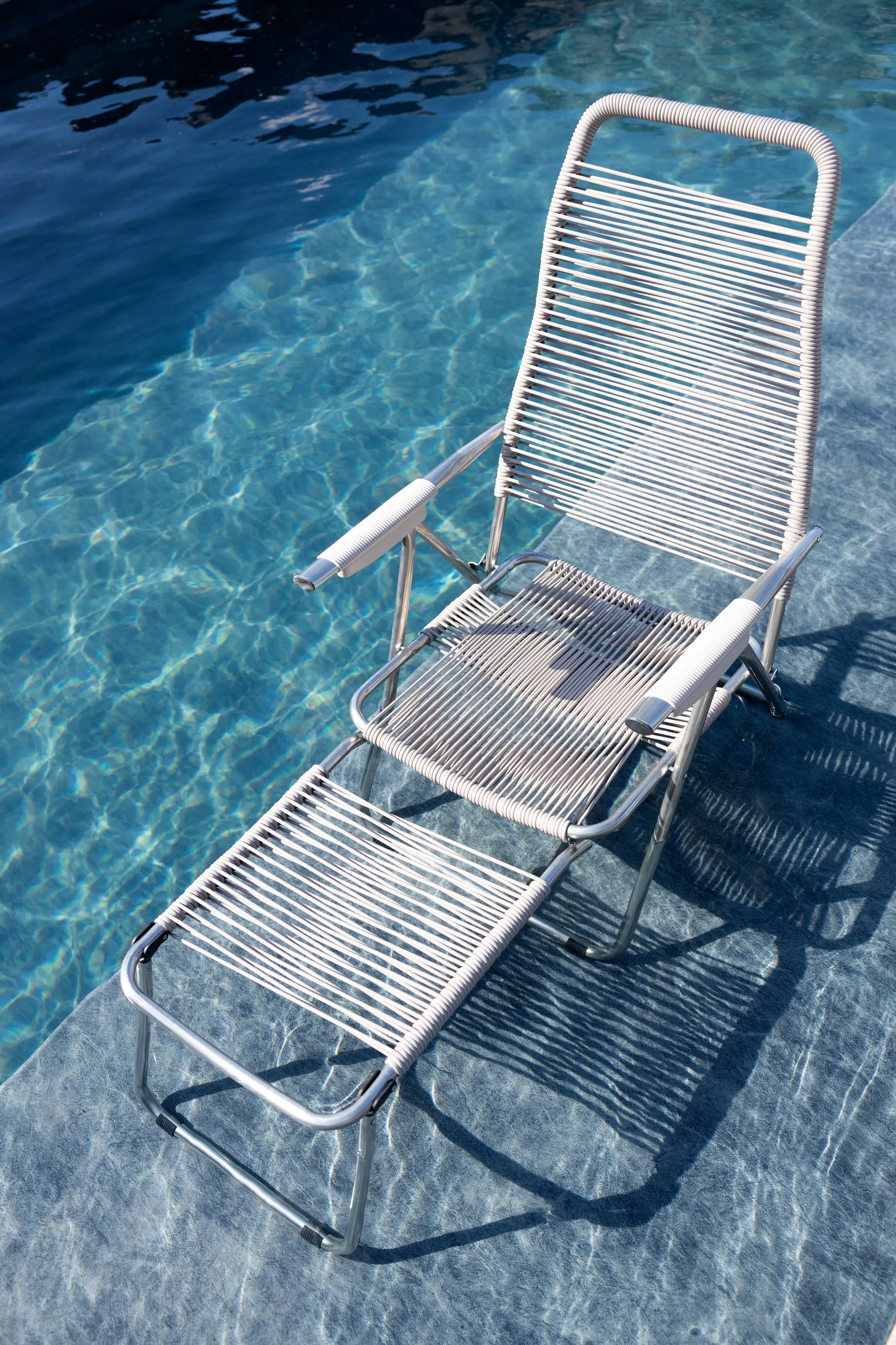 Spaghetti ligstoel met voetensteun, Grijs Fiam