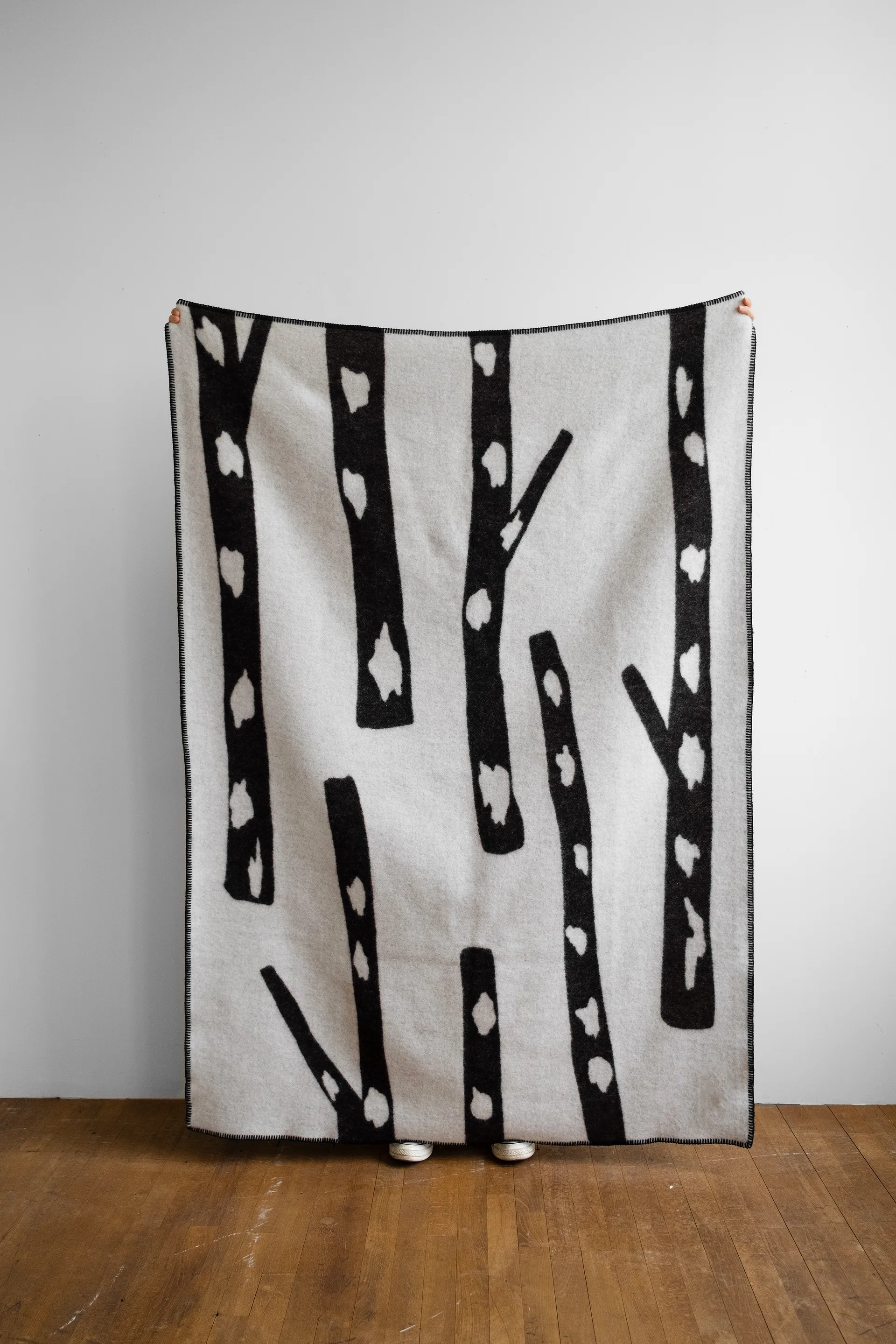 Berken fleece 130x180 cm, Black-white Fine Little Day