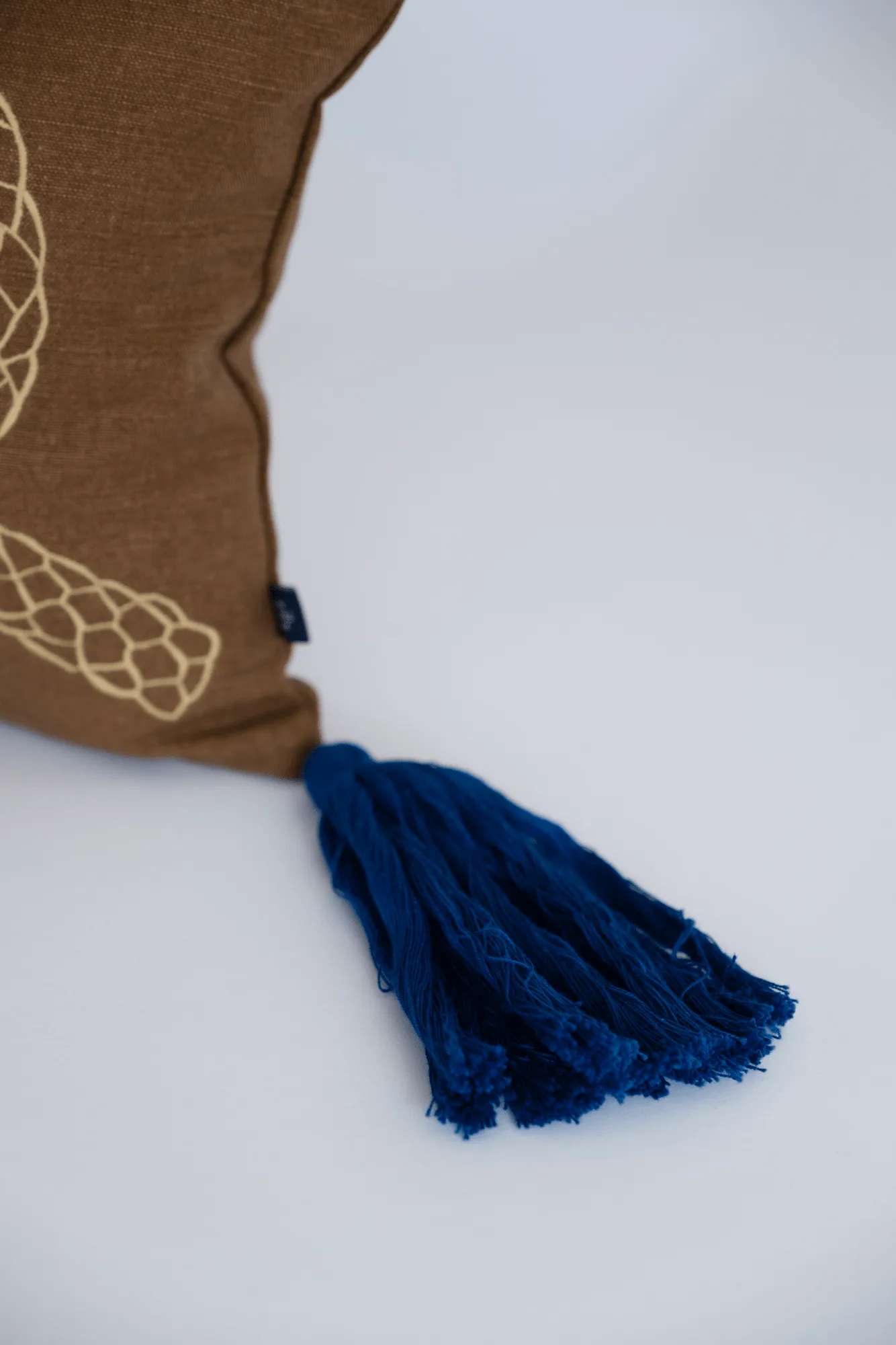 Knop sierkussen, Bruin-goud-blauw, 27x40 cm Fine Little Day