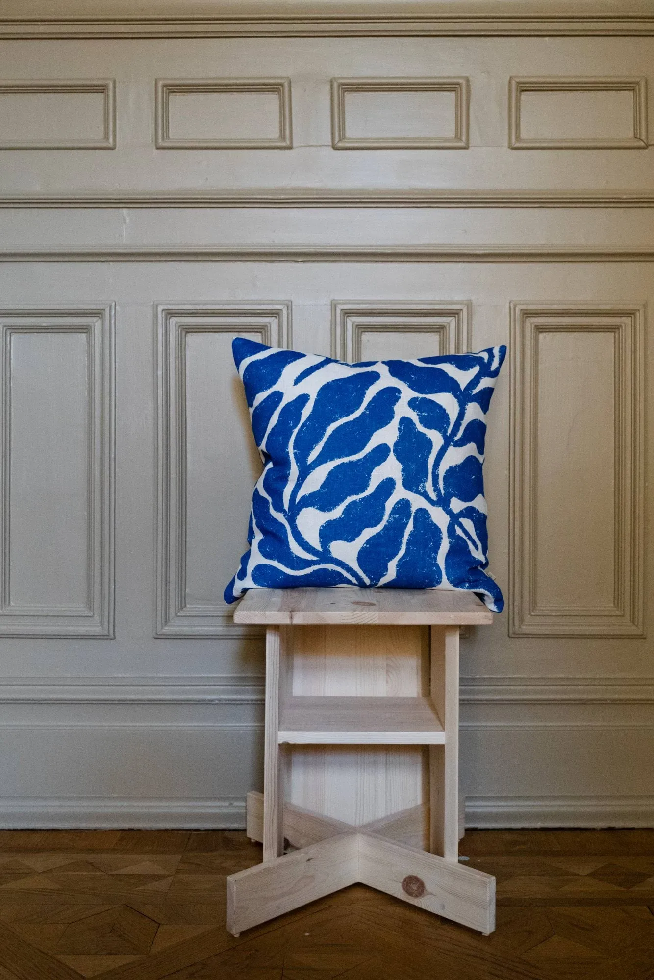 Leaves kussenhoes 48x48 cm, Wit-blauw Fine Little Day