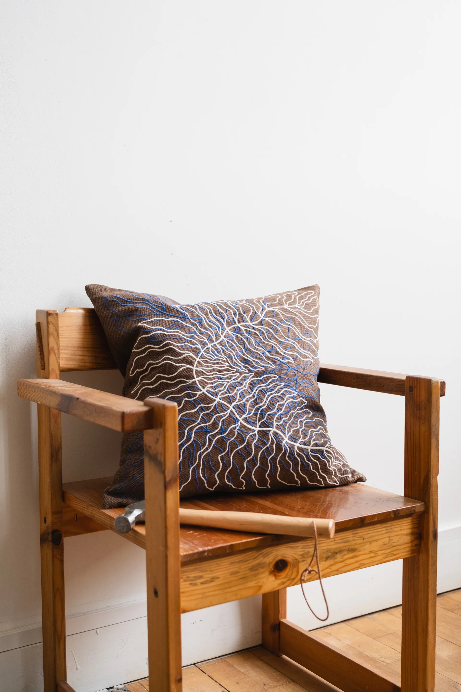 Leaves kussenhoes geborduurd 48x48 cm, Brown Fine Little Day