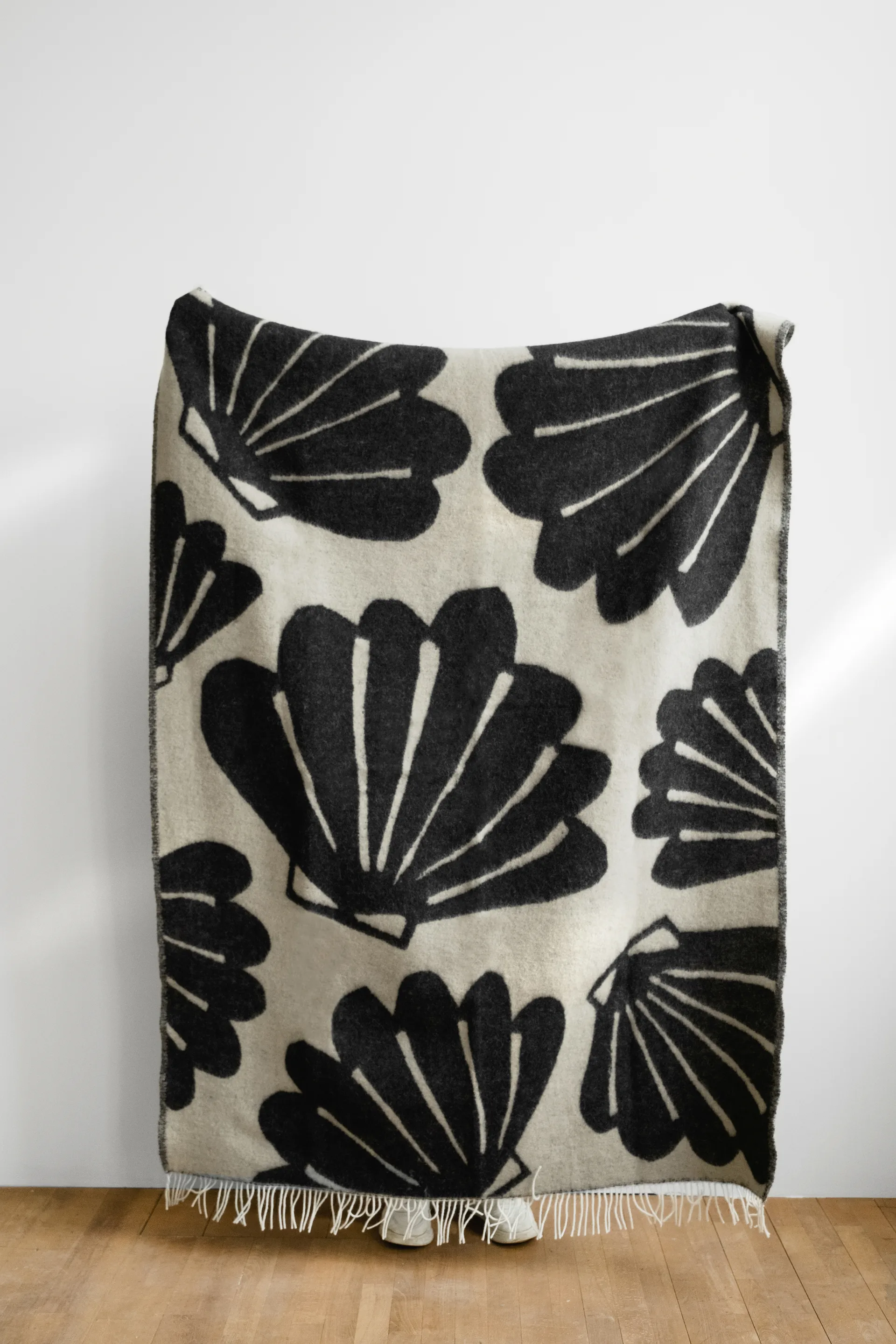 Schelp plaid 130x190 cm, Coal-Beige Fine Little Day