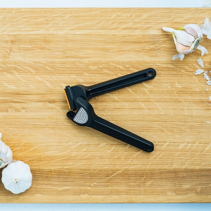 Functional Form knoflookpers 24 cm, Zwart Fiskars