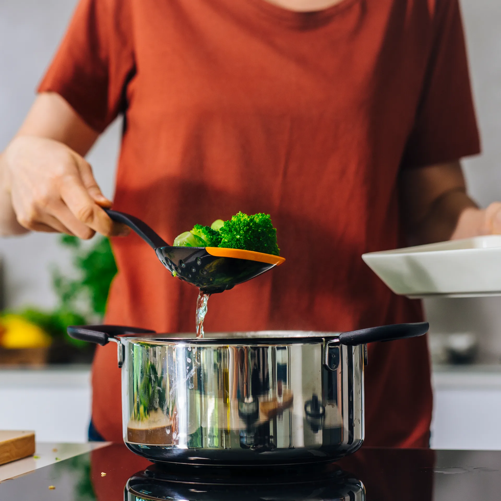 Functional Form lepel met gat 29,6 cm, Zwart Fiskars