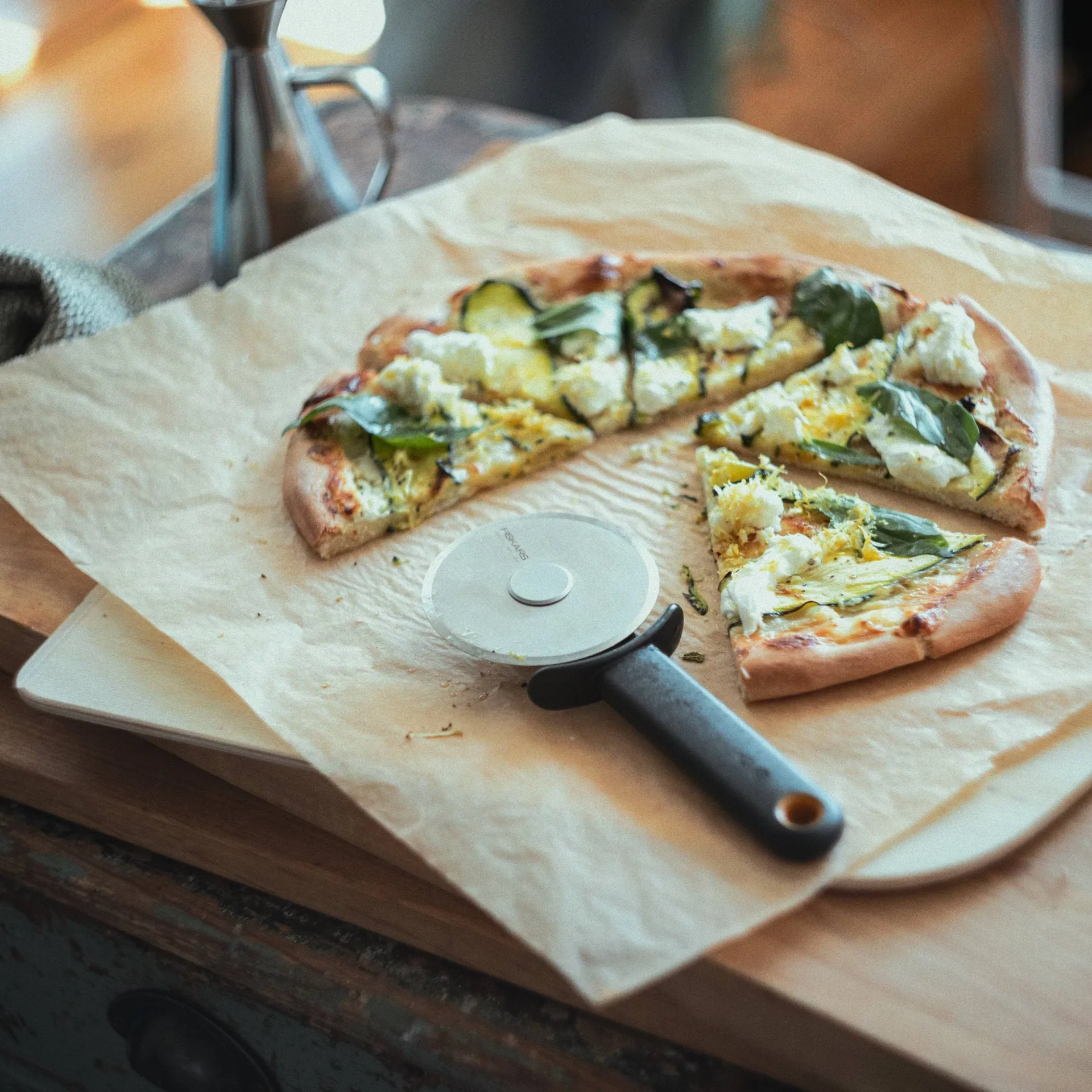 Functional Form pizzaroller, Zwart, met bladbescherming Fiskars
