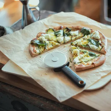 Functional Form pizzaroller - Zwart, met bladbescherming - Fiskars