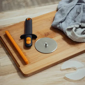 Functional Form pizzaroller - Zwart, met bladbescherming - Fiskars