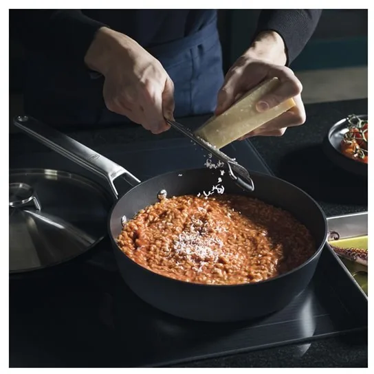 Taiten hapjespan met deksel, 26 cm Fiskars