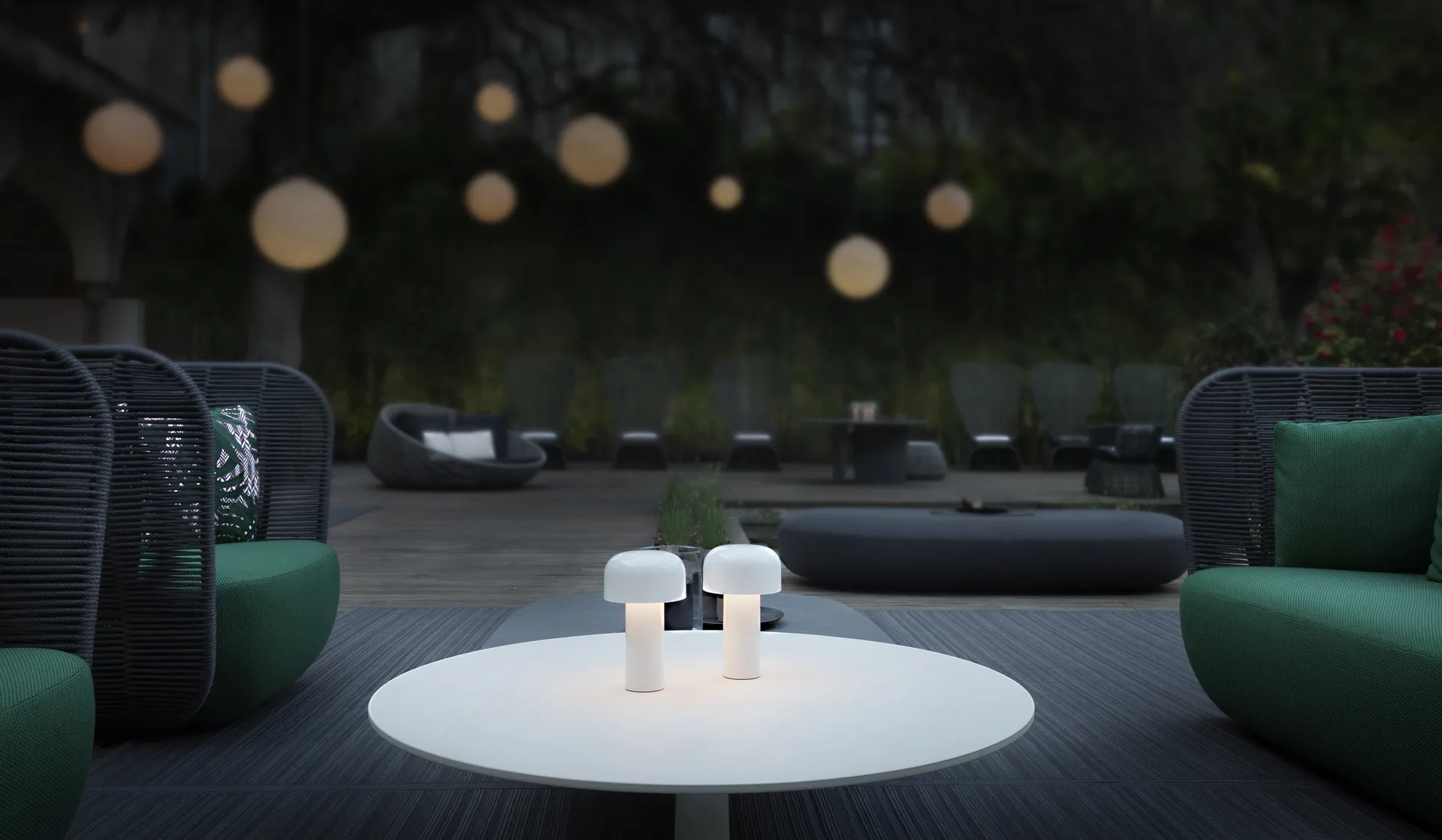 Bellhop portabele tafellamp, White, IP54 (inom/utomhus) Flos