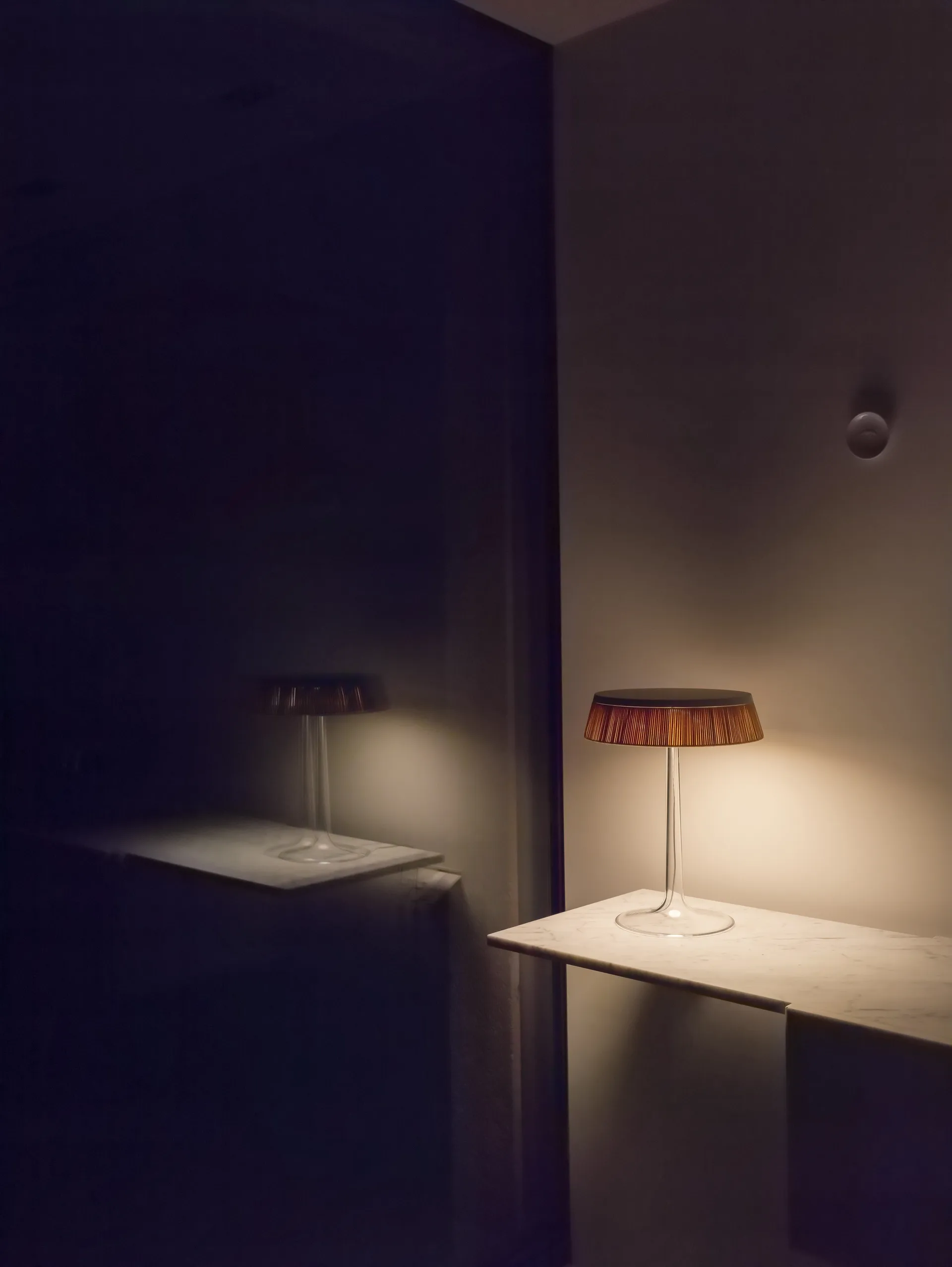 Bon Jour T tafellamp, Rookgrijs-mat verchroomde top Flos