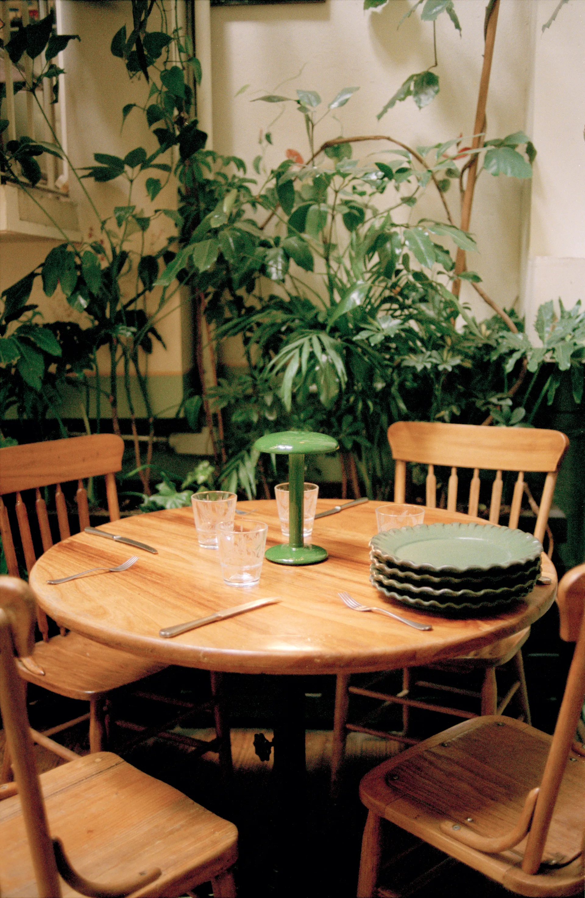 Gustave Residential portabele tafellamp, Lacquered green Flos