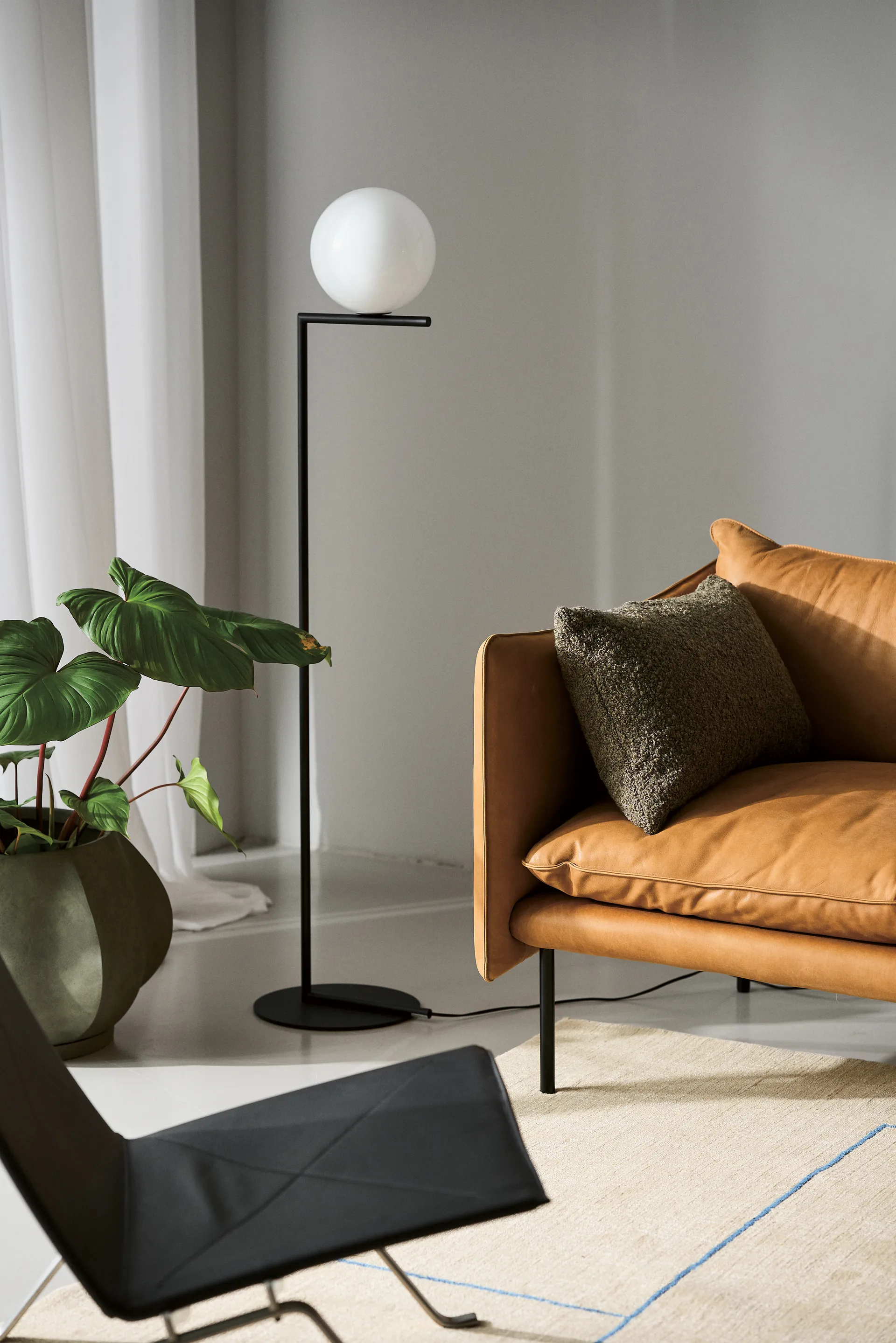 IC lights F2 vloerlamp, Zwart-opaal Flos