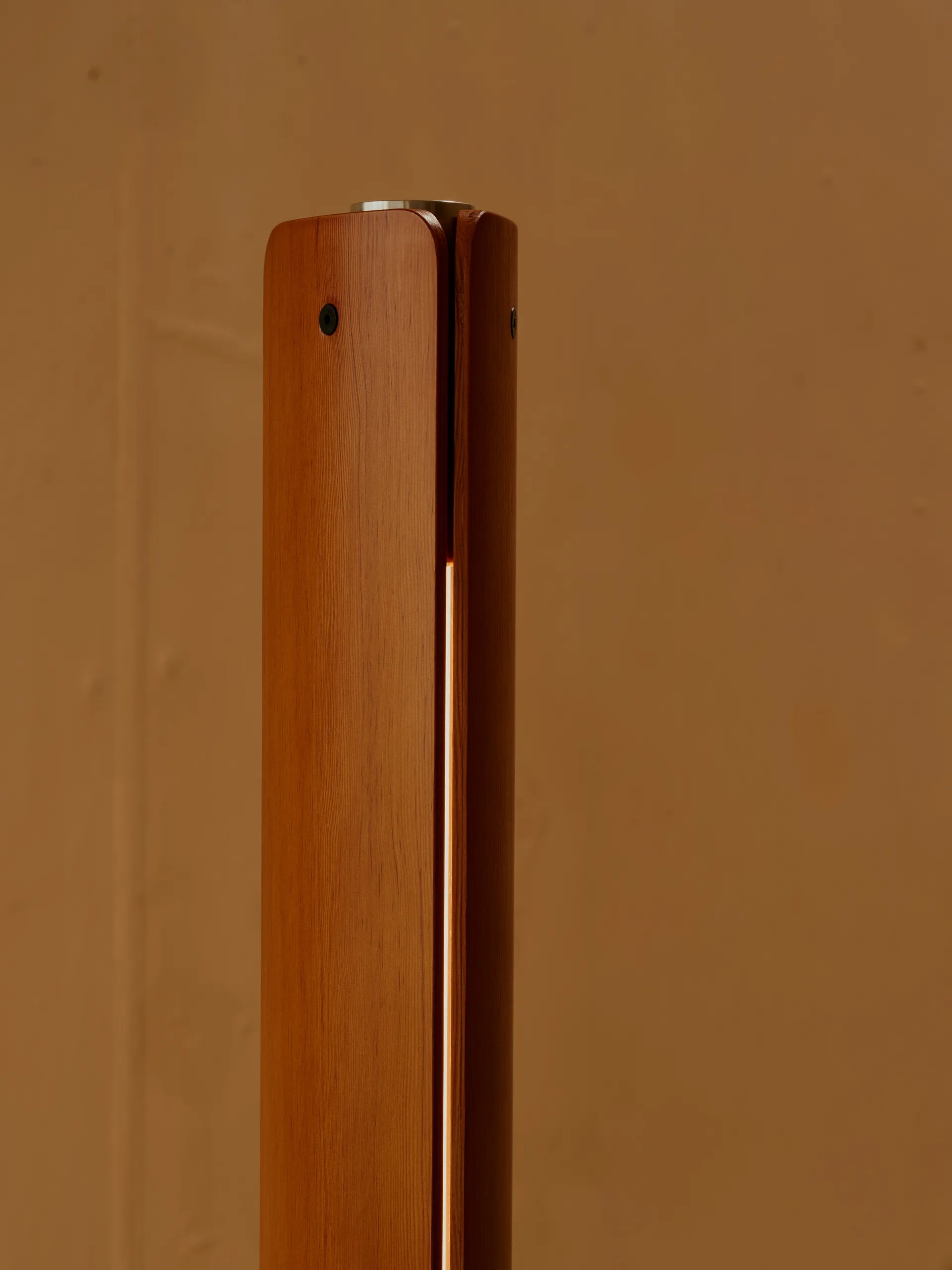 Seki-han staande lamp 226 cm, Heat treatened ash-black metal Flos