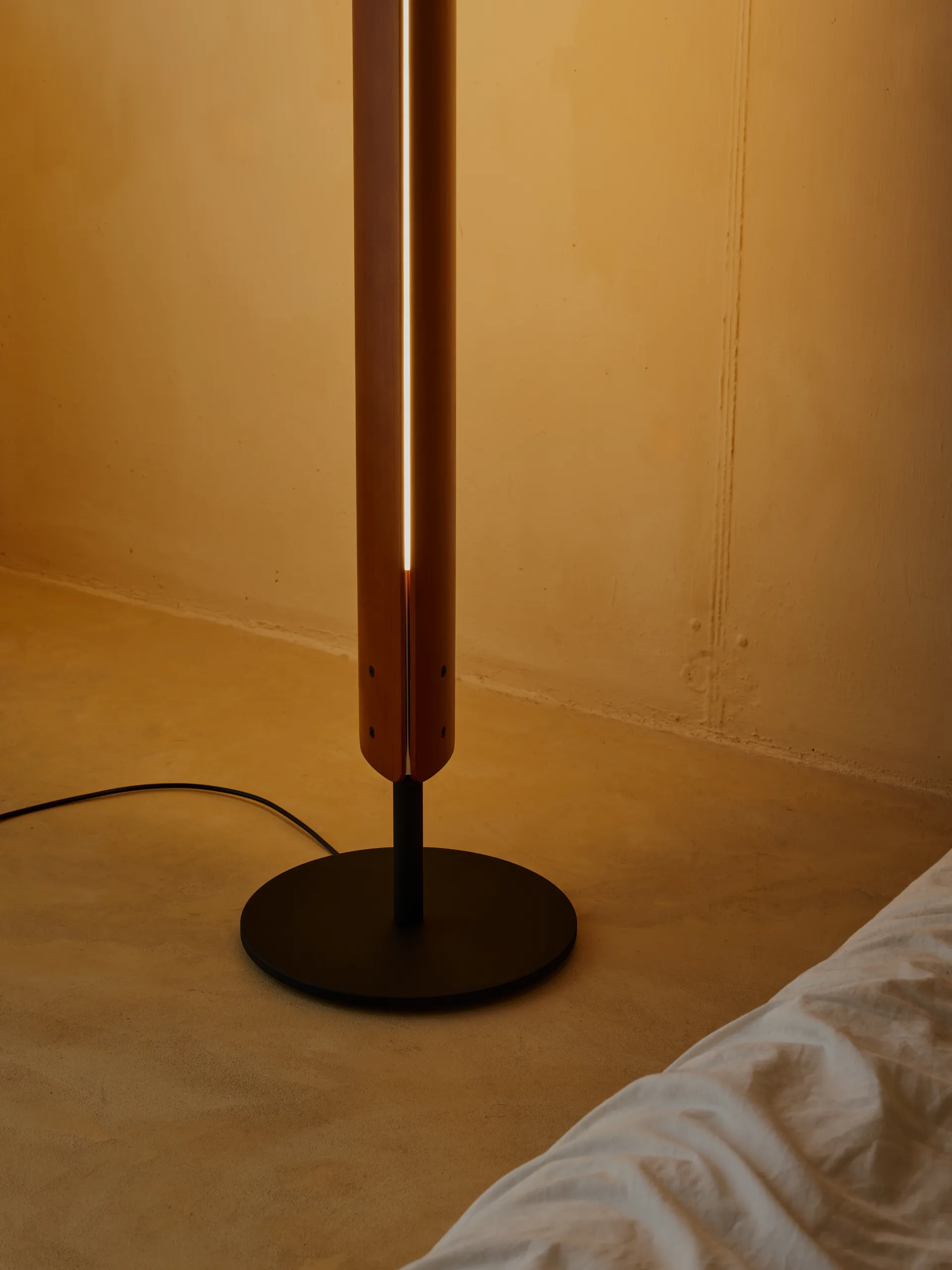 Seki-han staande lamp 226 cm, Heat treatened ash-black metal Flos