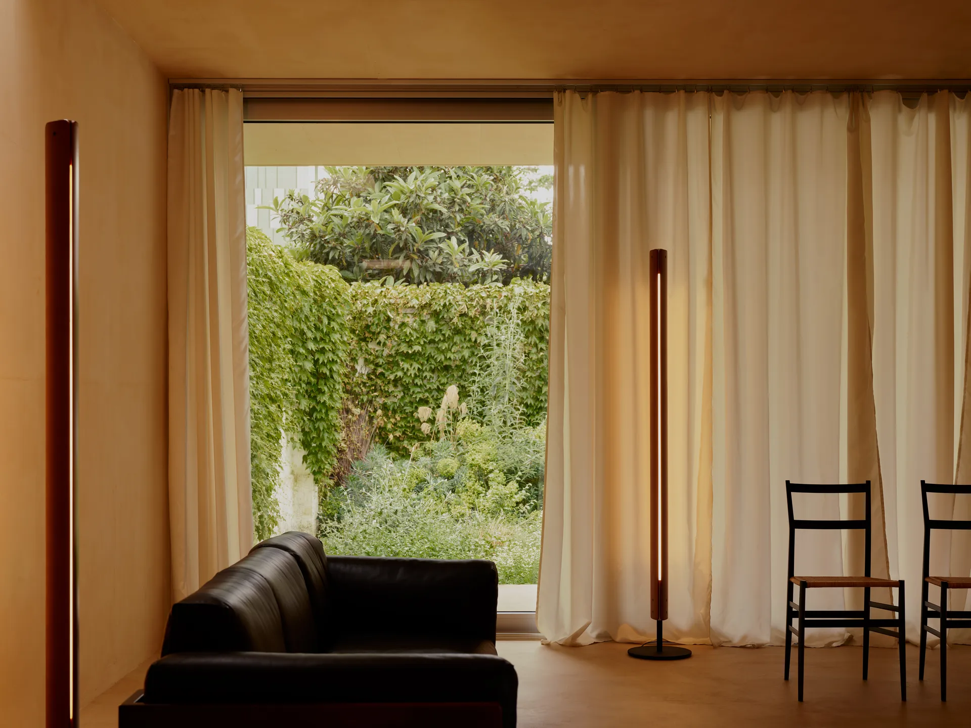 Seki-han staande lamp 226 cm, Heat treatened ash-black metal Flos