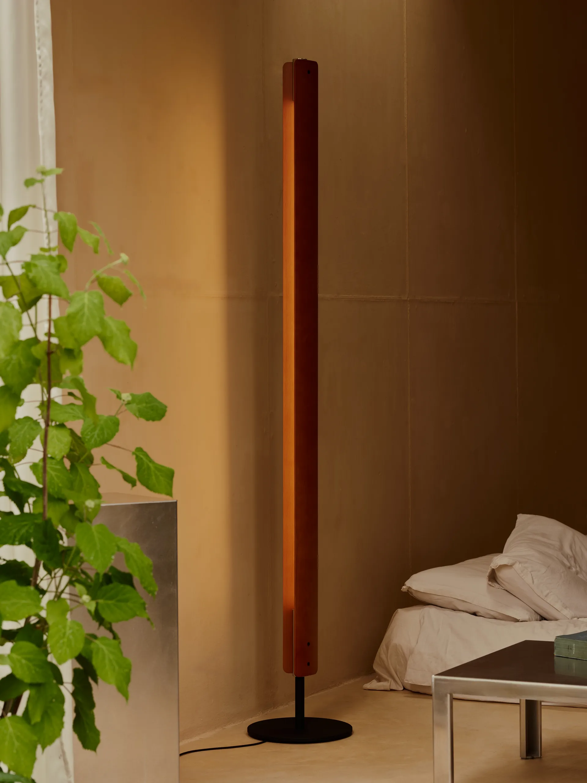 Seki-han staande lamp 226 cm, Heat treatened ash-black metal Flos