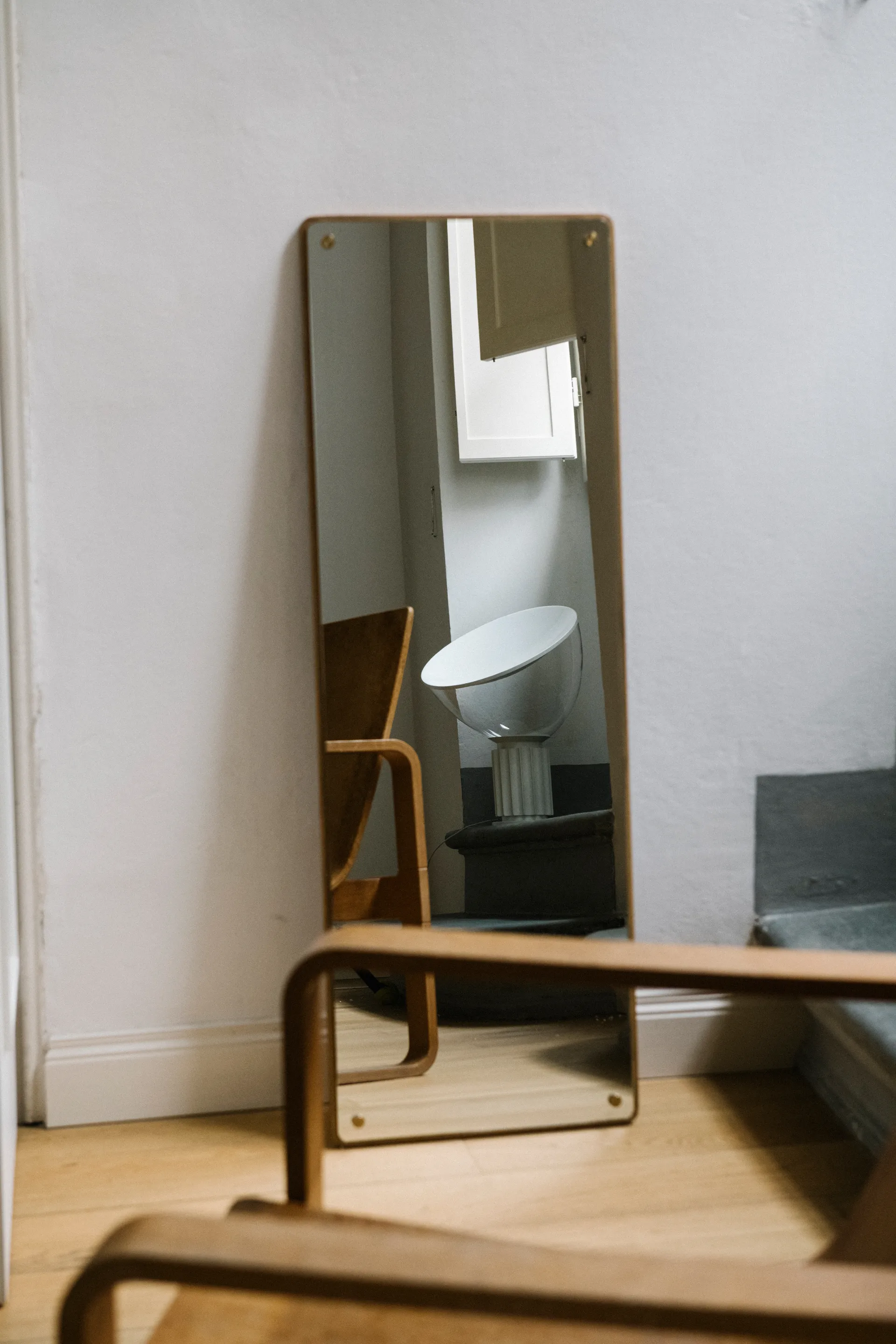 Taccia Small tafellamp LED 48,5 cm, Mat wit-glazen kap Flos