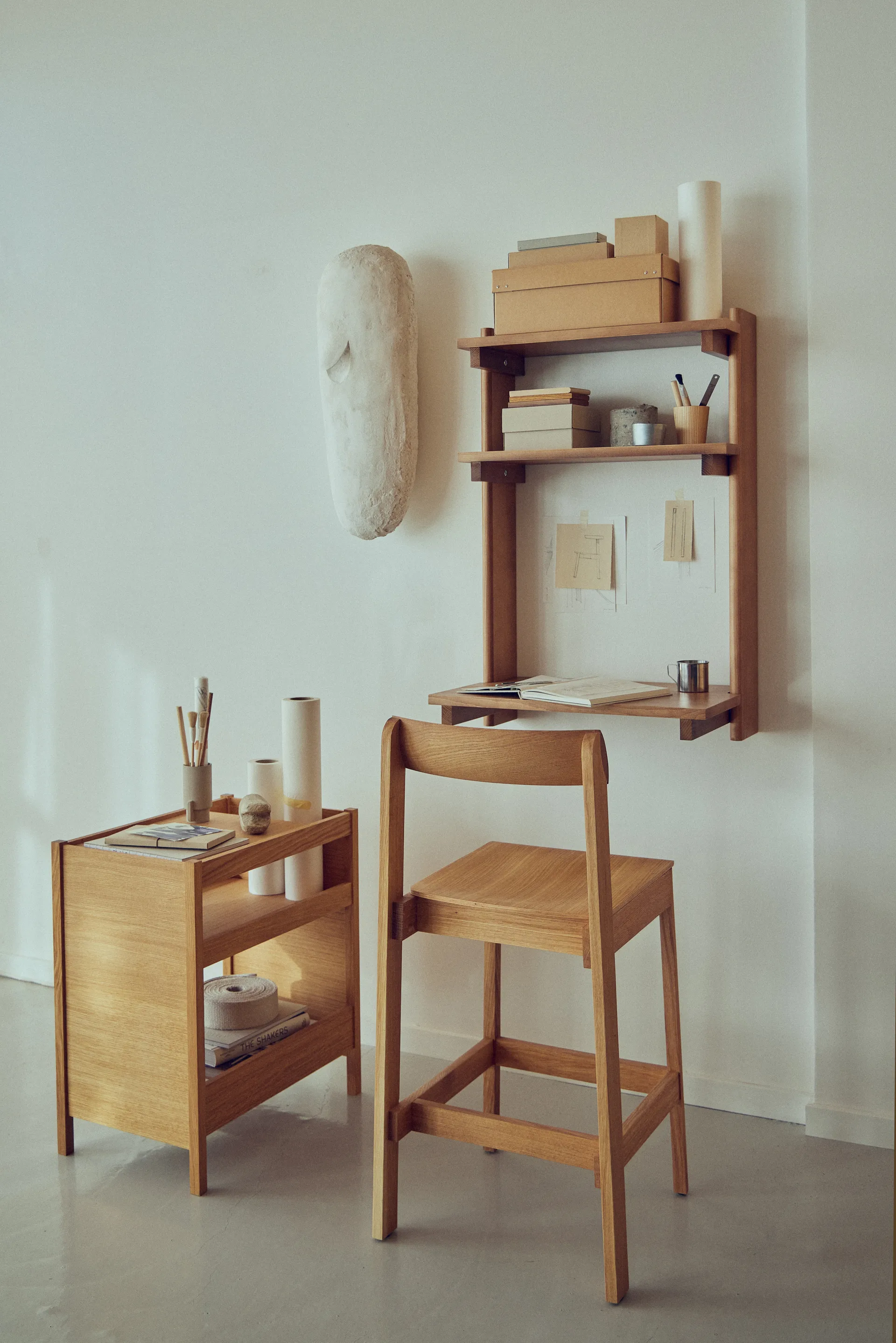 Beam Office Shelf plank met bureau, Diepbruin dennenhout, 60x90,5x40 cm Form & Refine
