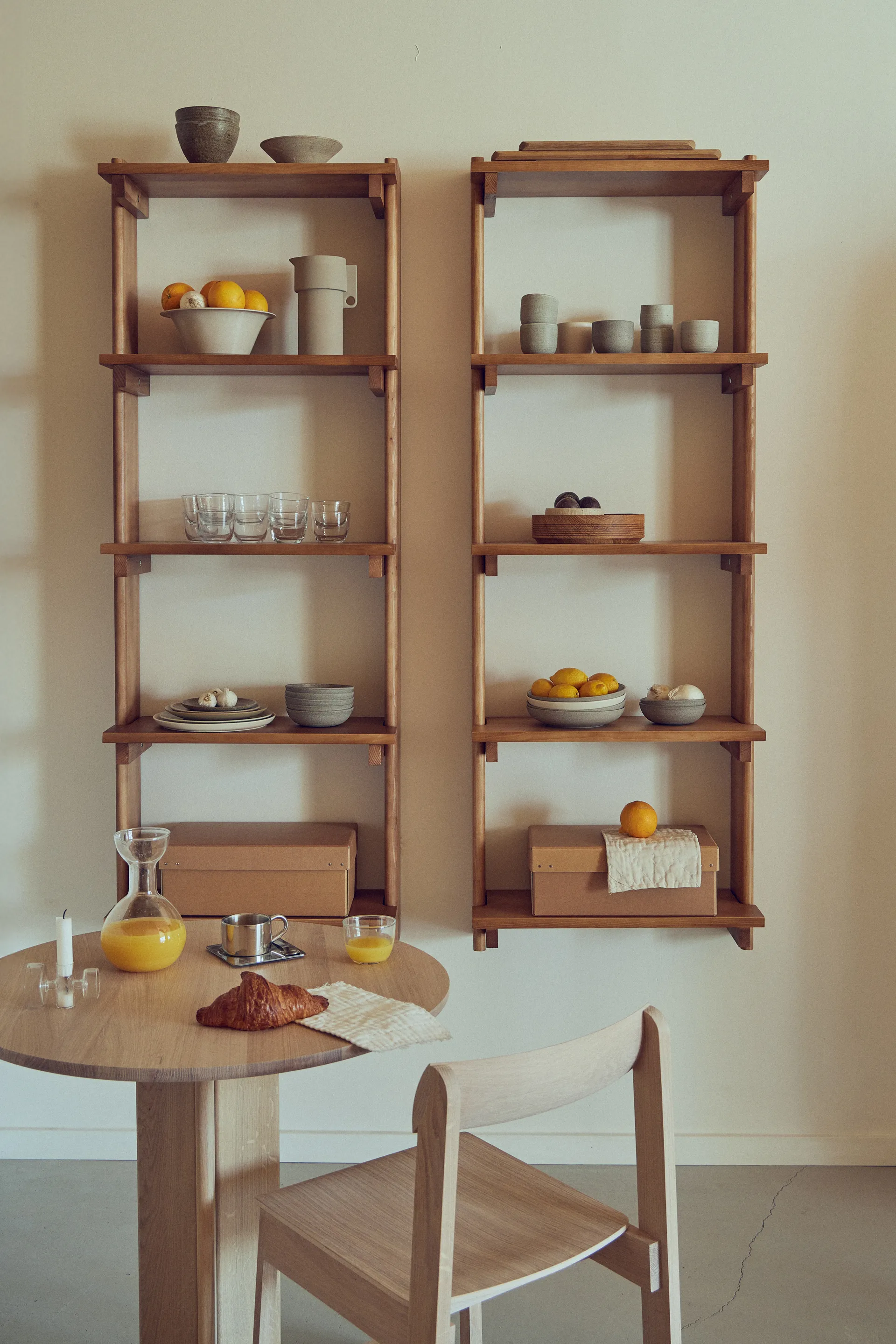 Beam Shelf wandplank, Diepbruin dennenhout, 60x167x25 cm Form & Refine