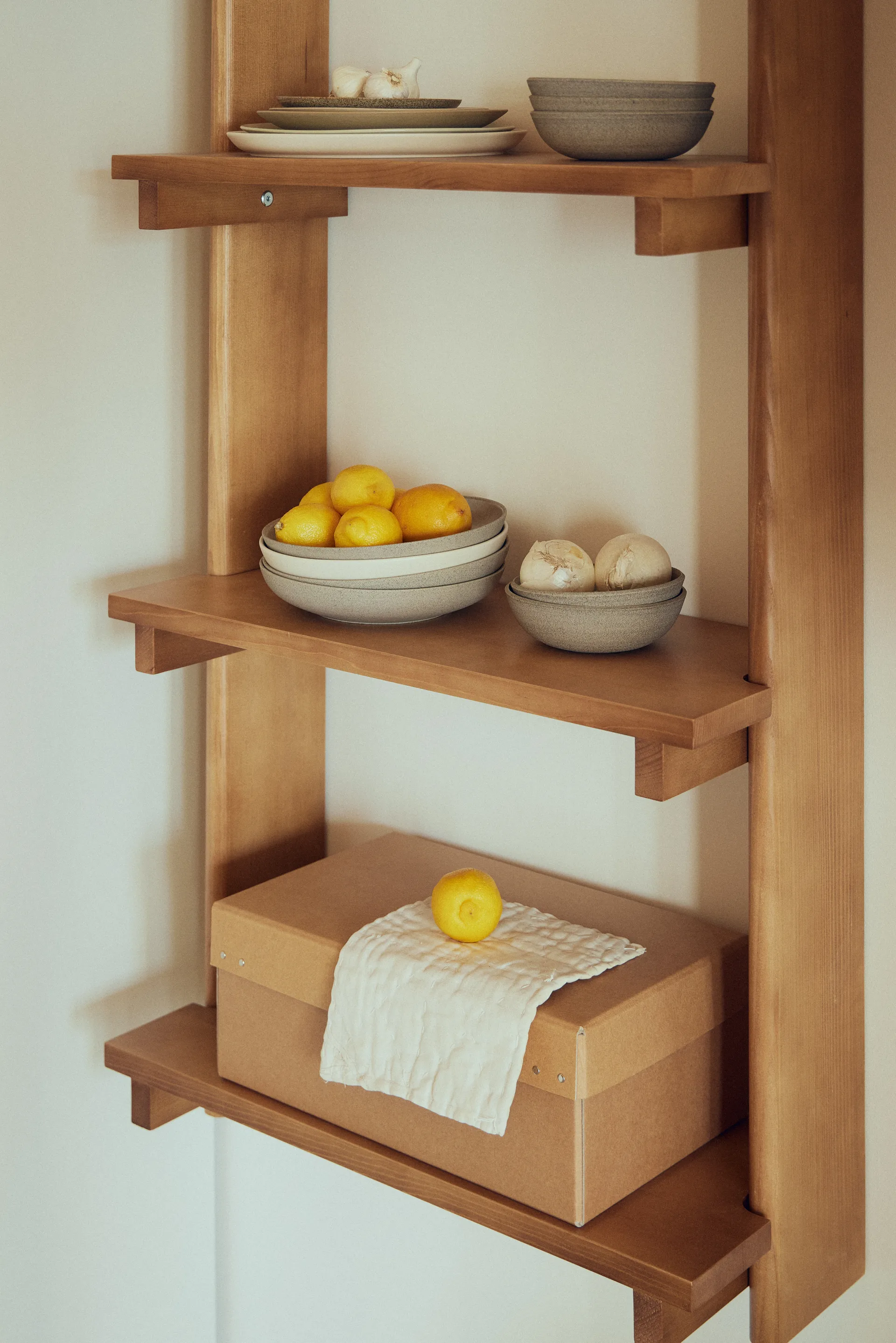 Beam Shelf wandplank, Diepbruin dennenhout, 60x167x25 cm Form & Refine